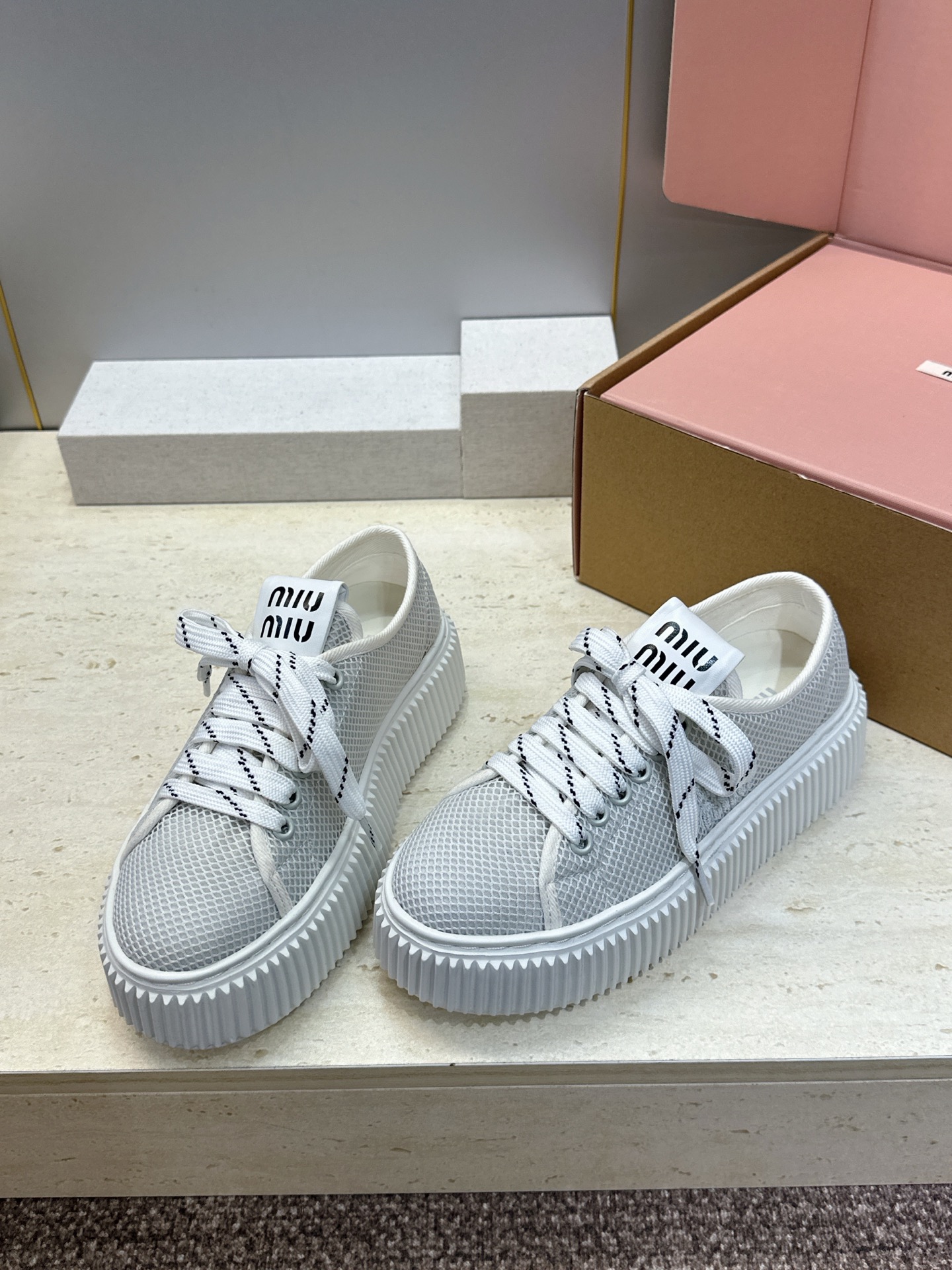 顶级版 Miumiu 2026春夏高定系列走秀新款系带休闲运动松糕小白鞋 缪缪明星同款字母logo厚底圆头拼色滑板帆布女 顶级版 Miumiu 2026春夏高定系列走秀新款系带休闲运动松糕小白鞋 缪缪明星同款字母logo厚底圆头拼色滑板帆布女