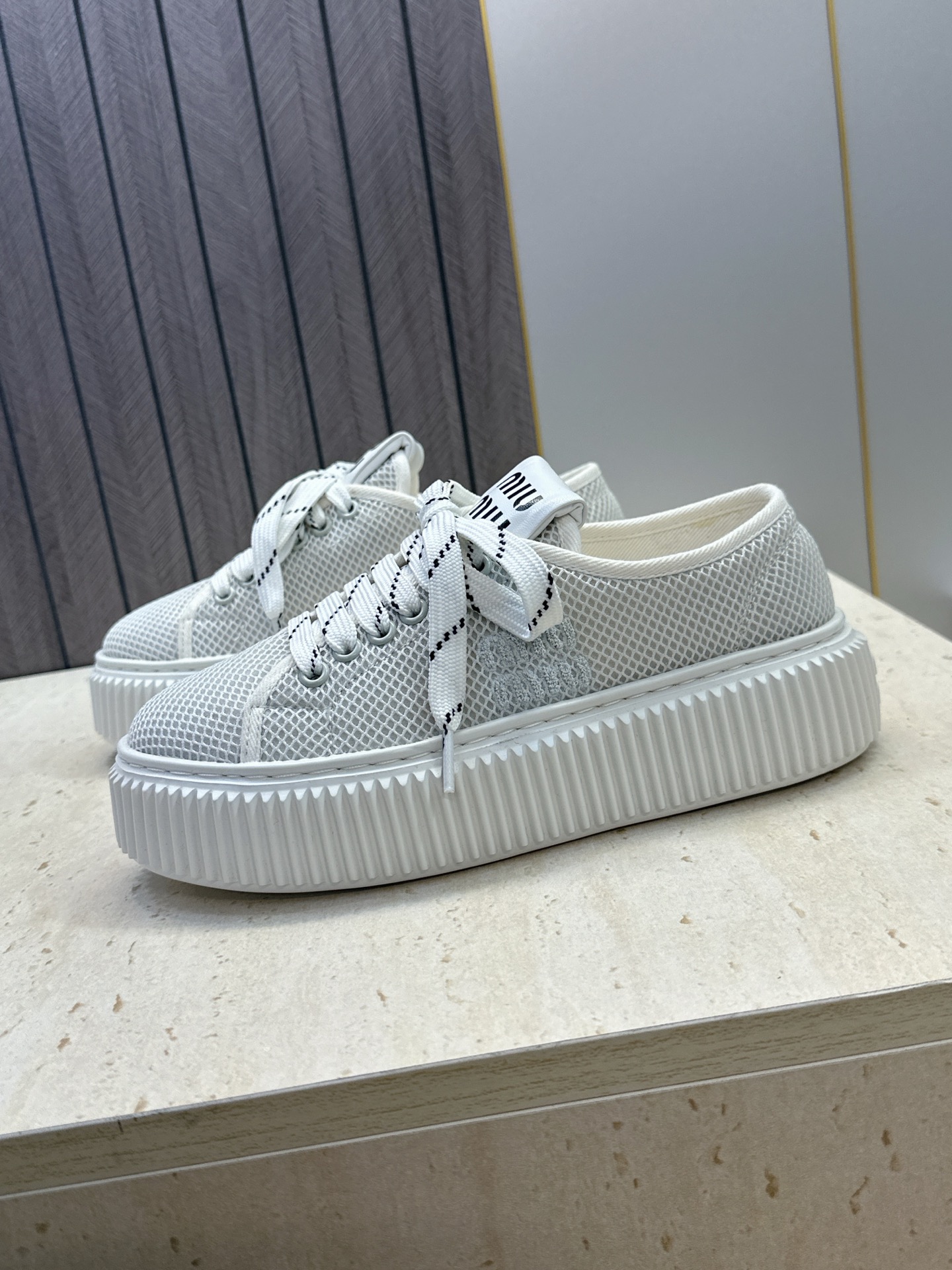顶级版 Miumiu 2026春夏高定系列走秀新款系带休闲运动松糕小白鞋 缪缪明星同款字母logo厚底圆头拼色滑板帆布女 顶级版 Miumiu 2026春夏高定系列走秀新款系带休闲运动松糕小白鞋 缪缪明星同款字母logo厚底圆头拼色滑板帆布女