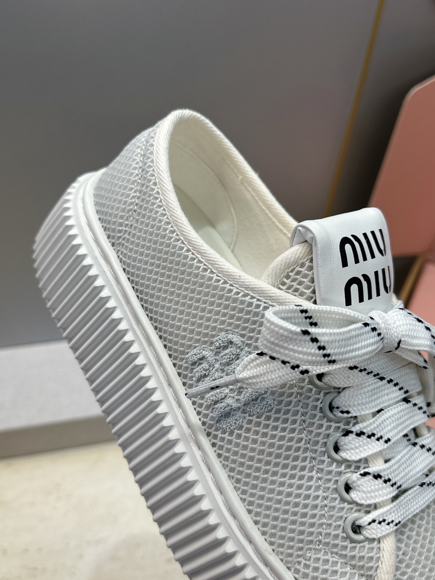 顶级版 Miumiu 2026春夏高定系列走秀新款系带休闲运动松糕小白鞋 缪缪明星同款字母logo厚底圆头拼色滑板帆布女 顶级版 Miumiu 2026春夏高定系列走秀新款系带休闲运动松糕小白鞋 缪缪明星同款字母logo厚底圆头拼色滑板帆布女