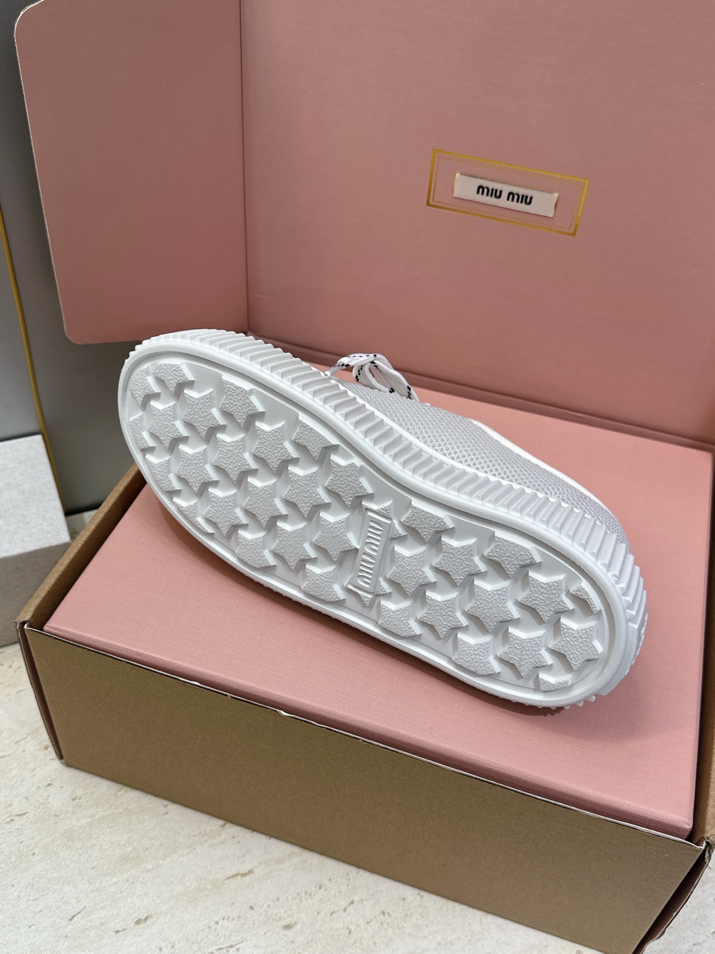 顶级版 Miumiu 2026春夏高定系列走秀新款系带休闲运动松糕小白鞋 缪缪明星同款字母logo厚底圆头拼色滑板帆布女 顶级版 Miumiu 2026春夏高定系列走秀新款系带休闲运动松糕小白鞋 缪缪明星同款字母logo厚底圆头拼色滑板帆布女