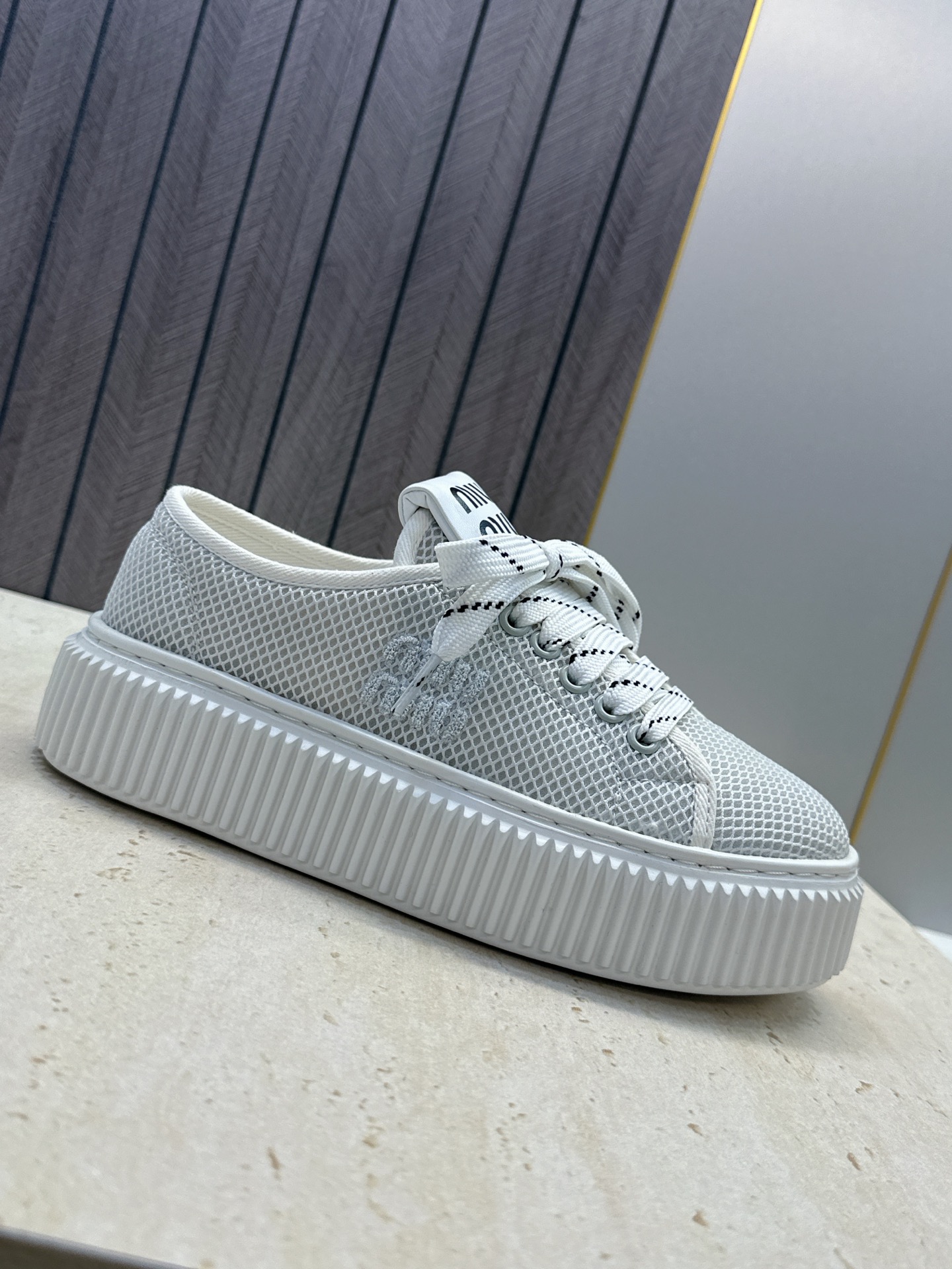 顶级版 Miumiu 2026春夏高定系列走秀新款系带休闲运动松糕小白鞋 缪缪明星同款字母logo厚底圆头拼色滑板帆布女 顶级版 Miumiu 2026春夏高定系列走秀新款系带休闲运动松糕小白鞋 缪缪明星同款字母logo厚底圆头拼色滑板帆布女