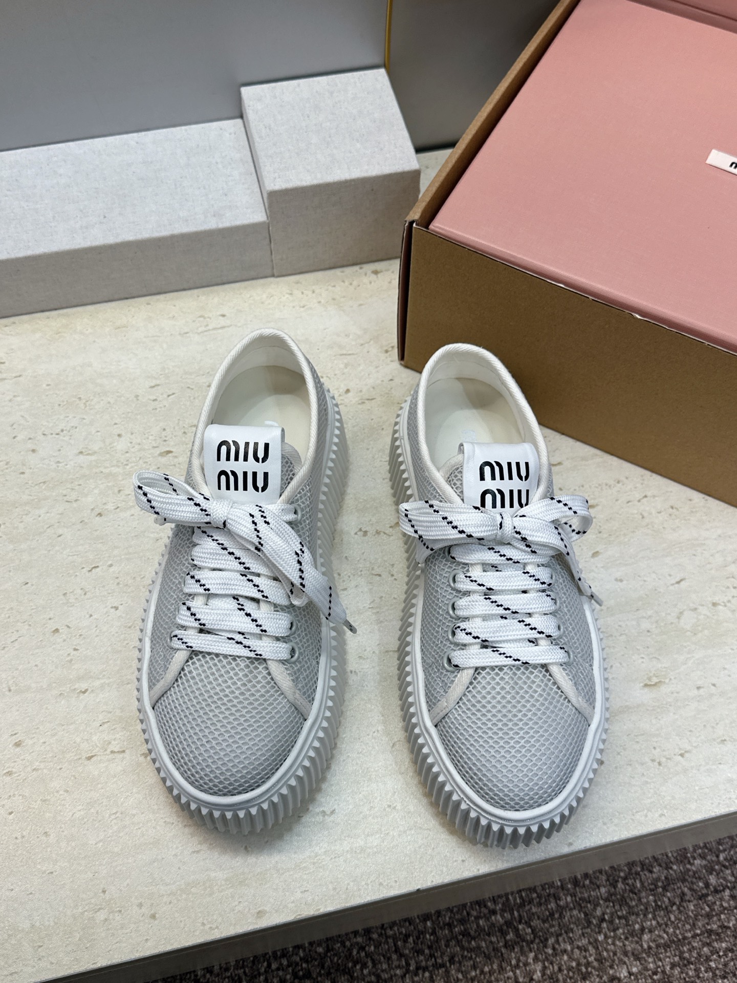 顶级版 Miumiu 2026春夏高定系列走秀新款系带休闲运动松糕小白鞋 缪缪明星同款字母logo厚底圆头拼色滑板帆布女 顶级版 Miumiu 2026春夏高定系列走秀新款系带休闲运动松糕小白鞋 缪缪明星同款字母logo厚底圆头拼色滑板帆布女
