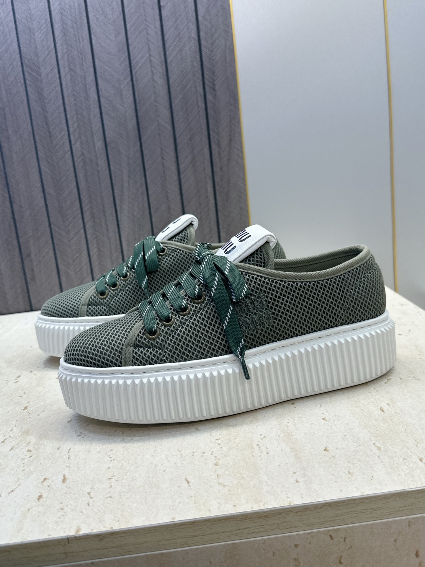 顶级版 Miumiu 2026春夏高定系列走秀新款系带休闲运动松糕小白鞋 缪缪明星同款字母logo厚底圆头拼色滑板帆布女 顶级版 Miumiu 2026春夏高定系列走秀新款系带休闲运动松糕小白鞋 缪缪明星同款字母logo厚底圆头拼色滑板帆布女