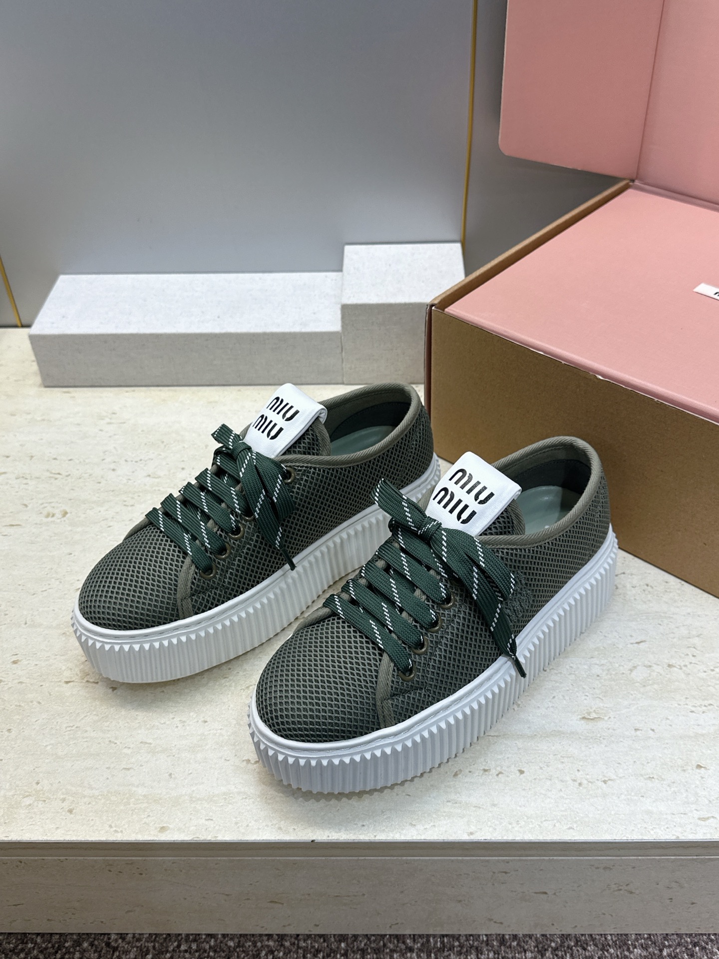 顶级版 Miumiu 2026春夏高定系列走秀新款系带休闲运动松糕小白鞋 缪缪明星同款字母logo厚底圆头拼色滑板帆布女 顶级版 Miumiu 2026春夏高定系列走秀新款系带休闲运动松糕小白鞋 缪缪明星同款字母logo厚底圆头拼色滑板帆布女
