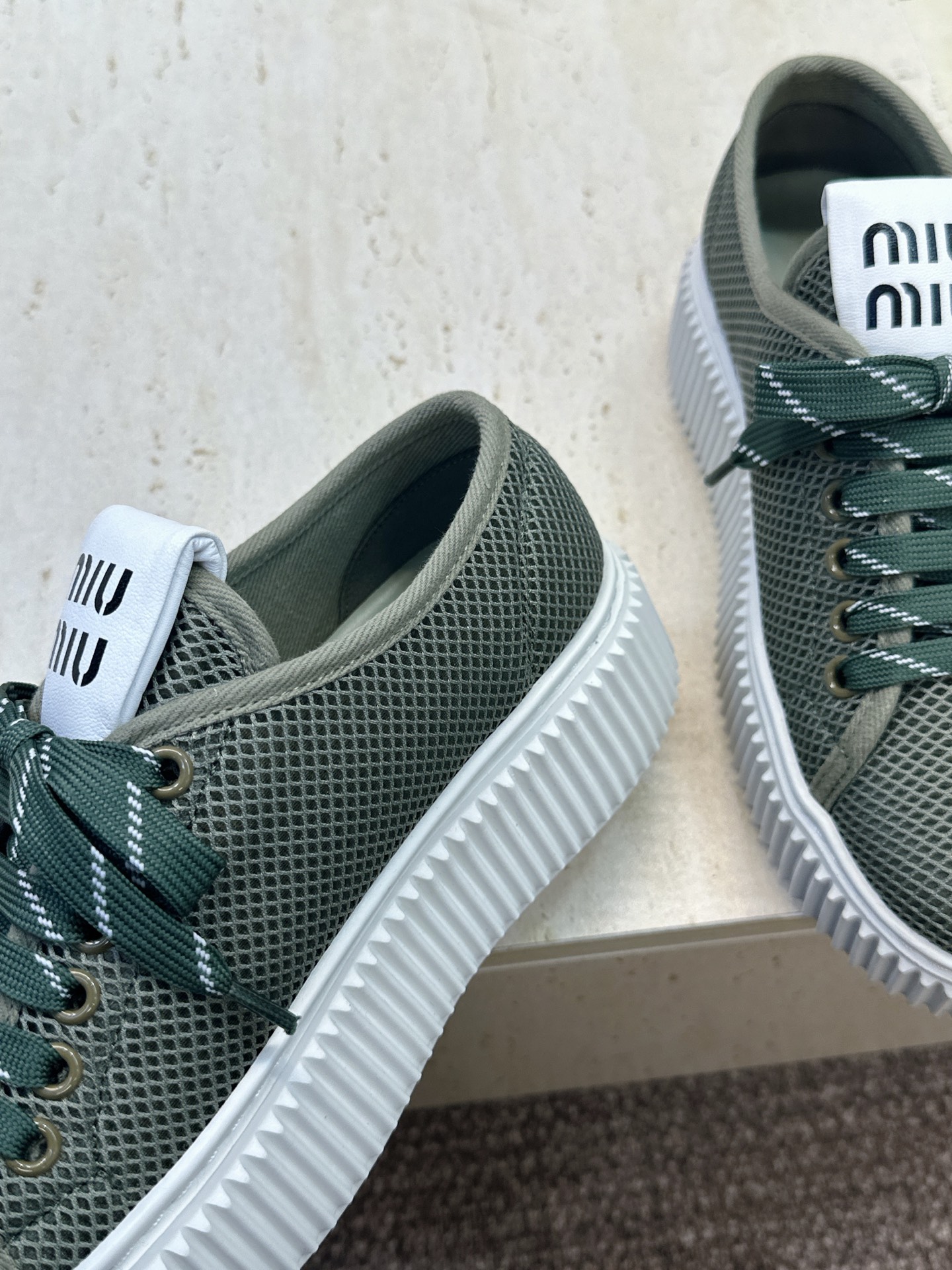 顶级版 Miumiu 2026春夏高定系列走秀新款系带休闲运动松糕小白鞋 缪缪明星同款字母logo厚底圆头拼色滑板帆布女 顶级版 Miumiu 2026春夏高定系列走秀新款系带休闲运动松糕小白鞋 缪缪明星同款字母logo厚底圆头拼色滑板帆布女
