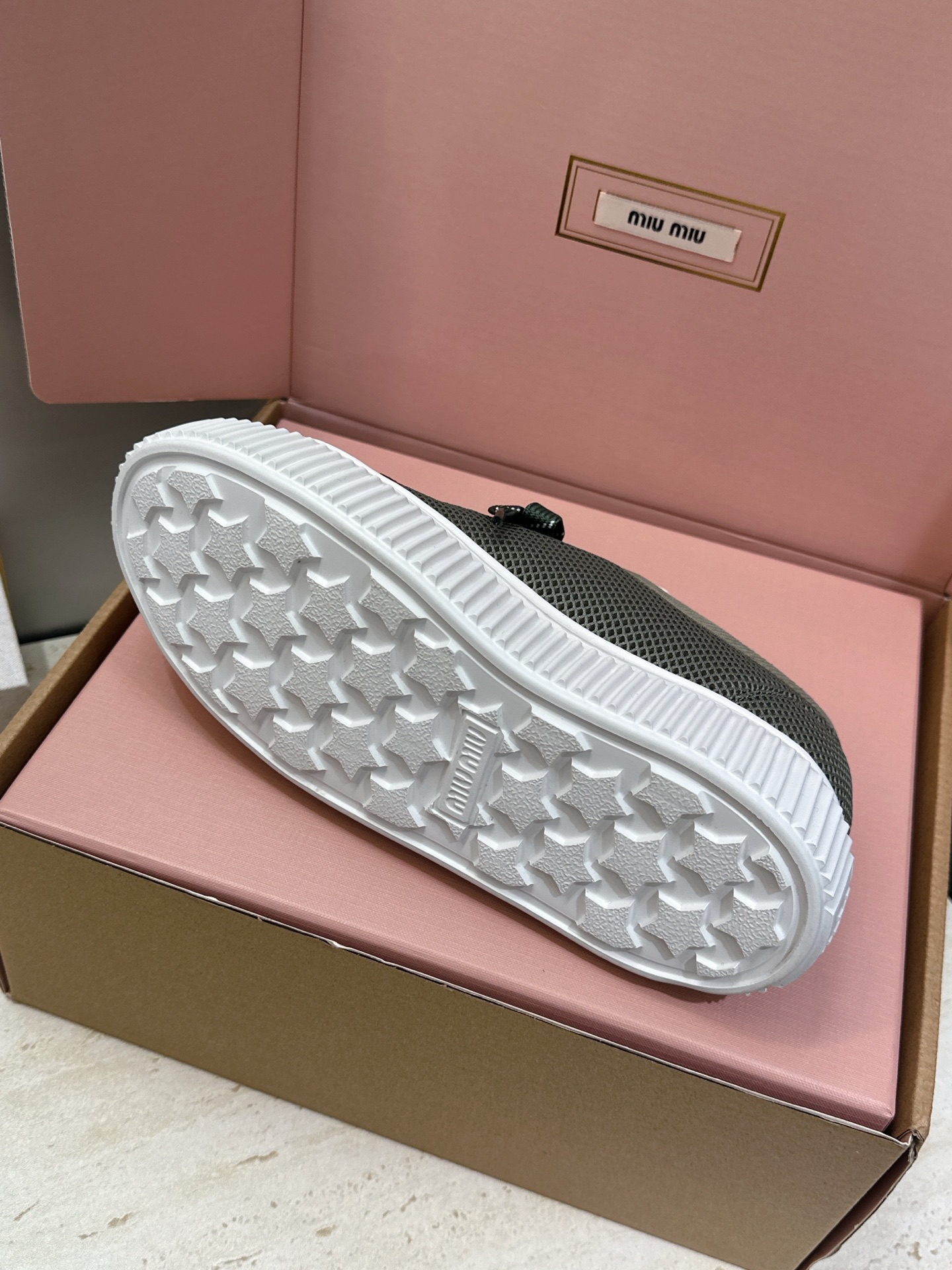 顶级版 Miumiu 2026春夏高定系列走秀新款系带休闲运动松糕小白鞋 缪缪明星同款字母logo厚底圆头拼色滑板帆布女 顶级版 Miumiu 2026春夏高定系列走秀新款系带休闲运动松糕小白鞋 缪缪明星同款字母logo厚底圆头拼色滑板帆布女