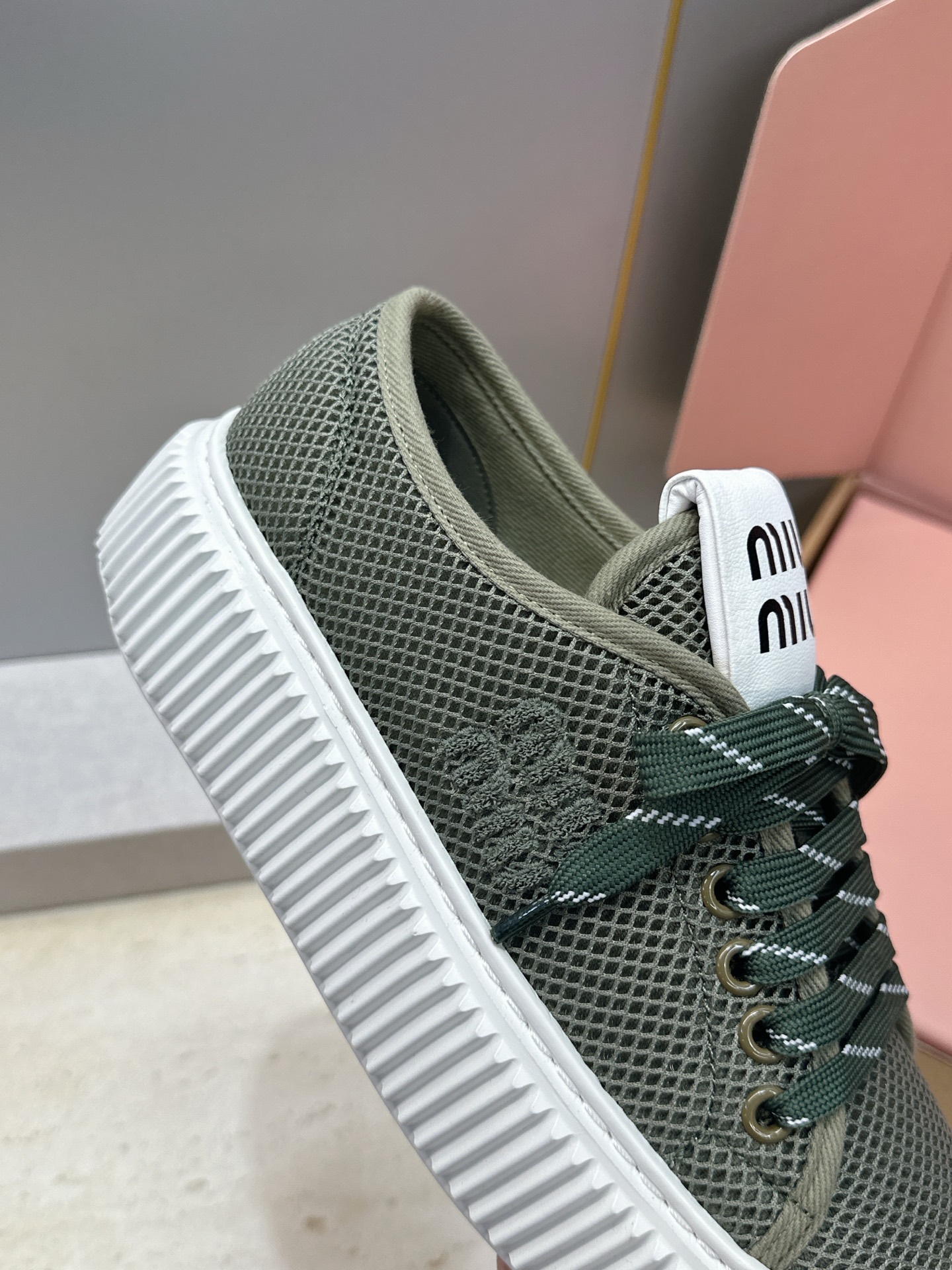 顶级版 Miumiu 2026春夏高定系列走秀新款系带休闲运动松糕小白鞋 缪缪明星同款字母logo厚底圆头拼色滑板帆布女 顶级版 Miumiu 2026春夏高定系列走秀新款系带休闲运动松糕小白鞋 缪缪明星同款字母logo厚底圆头拼色滑板帆布女