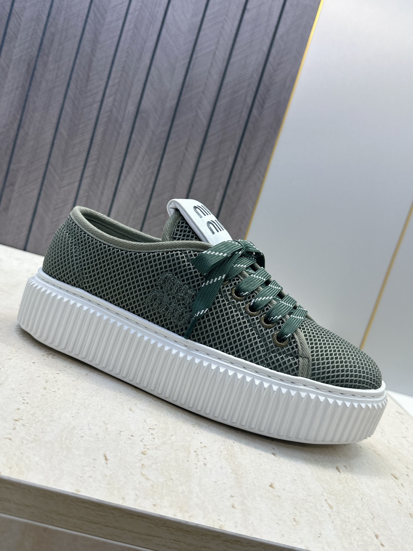 顶级版 Miumiu 2026春夏高定系列走秀新款系带休闲运动松糕小白鞋 缪缪明星同款字母logo厚底圆头拼色滑板帆布女 顶级版 Miumiu 2026春夏高定系列走秀新款系带休闲运动松糕小白鞋 缪缪明星同款字母logo厚底圆头拼色滑板帆布女
