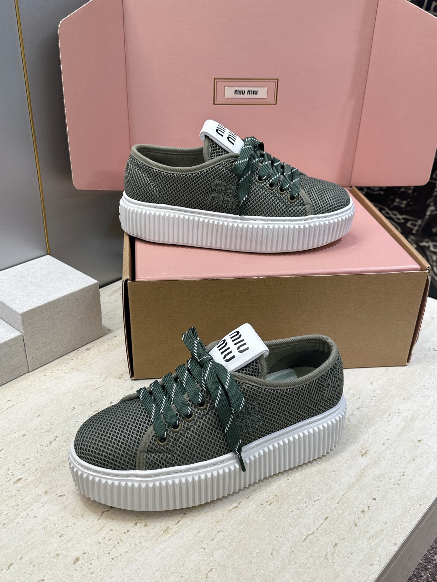 顶级版 Miumiu 2026春夏高定系列走秀新款系带休闲运动松糕小白鞋 缪缪明星同款字母logo厚底圆头拼色滑板帆布女 顶级版 Miumiu 2026春夏高定系列走秀新款系带休闲运动松糕小白鞋 缪缪明星同款字母logo厚底圆头拼色滑板帆布女