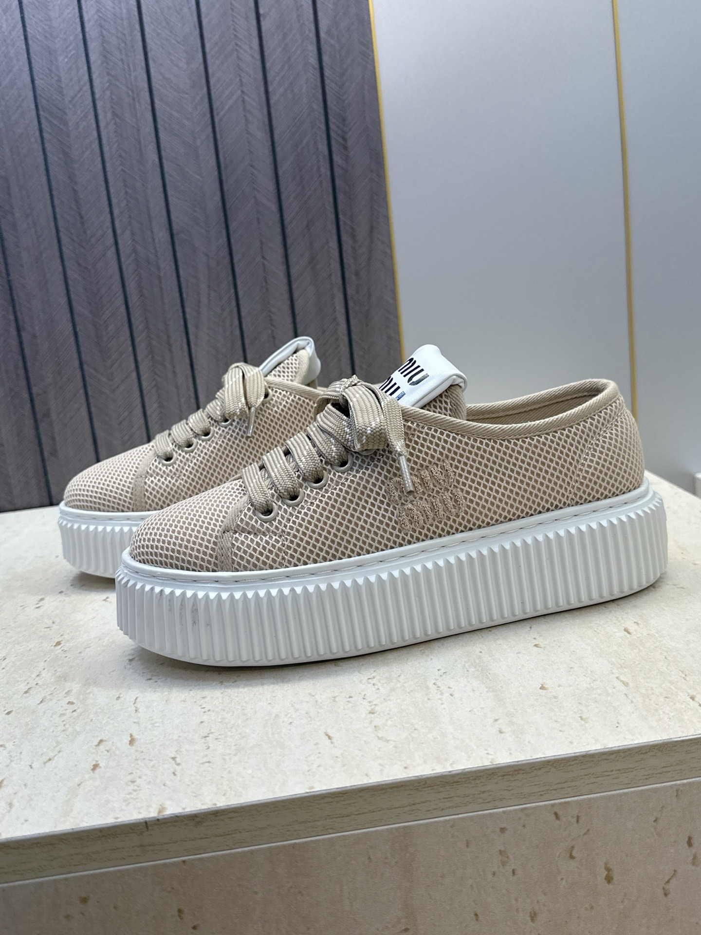 顶级版 Miumiu 2026春夏高定系列走秀新款系带休闲运动松糕小白鞋 缪缪明星同款字母logo厚底圆头拼色滑板帆布女