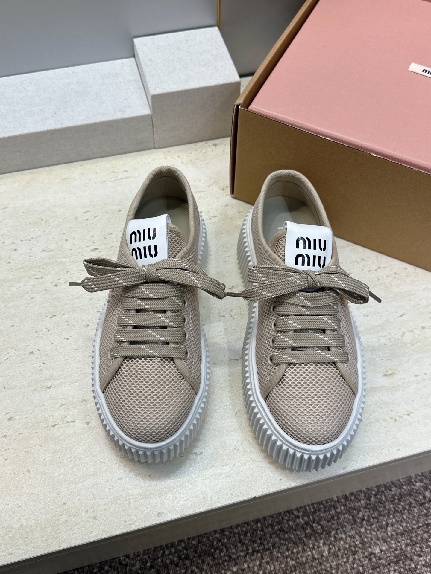 顶级版 Miumiu 2026春夏高定系列走秀新款系带休闲运动松糕小白鞋 缪缪明星同款字母logo厚底圆头拼色滑板帆布女