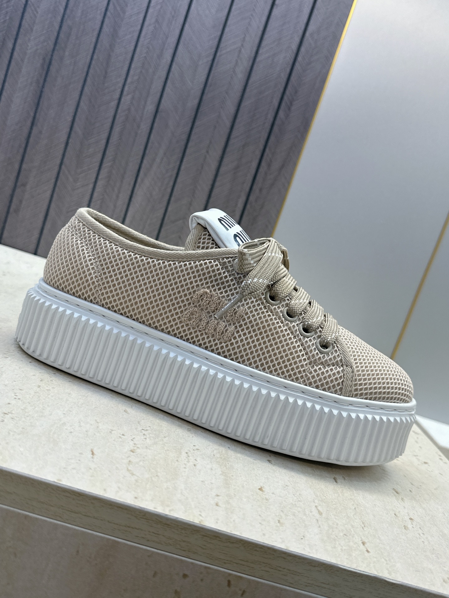 顶级版 Miumiu 2026春夏高定系列走秀新款系带休闲运动松糕小白鞋 缪缪明星同款字母logo厚底圆头拼色滑板帆布女