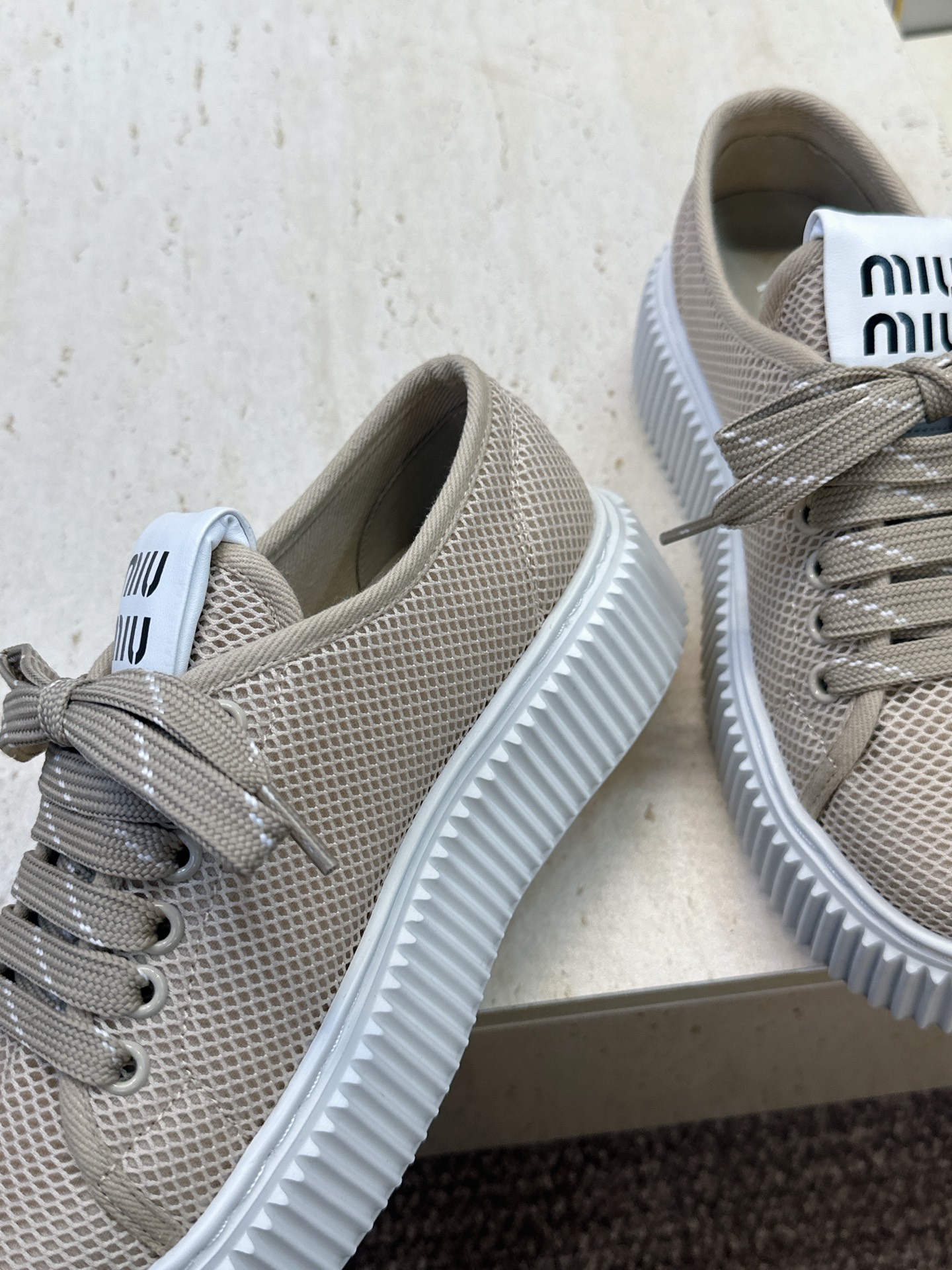 顶级版 Miumiu 2026春夏高定系列走秀新款系带休闲运动松糕小白鞋 缪缪明星同款字母logo厚底圆头拼色滑板帆布女