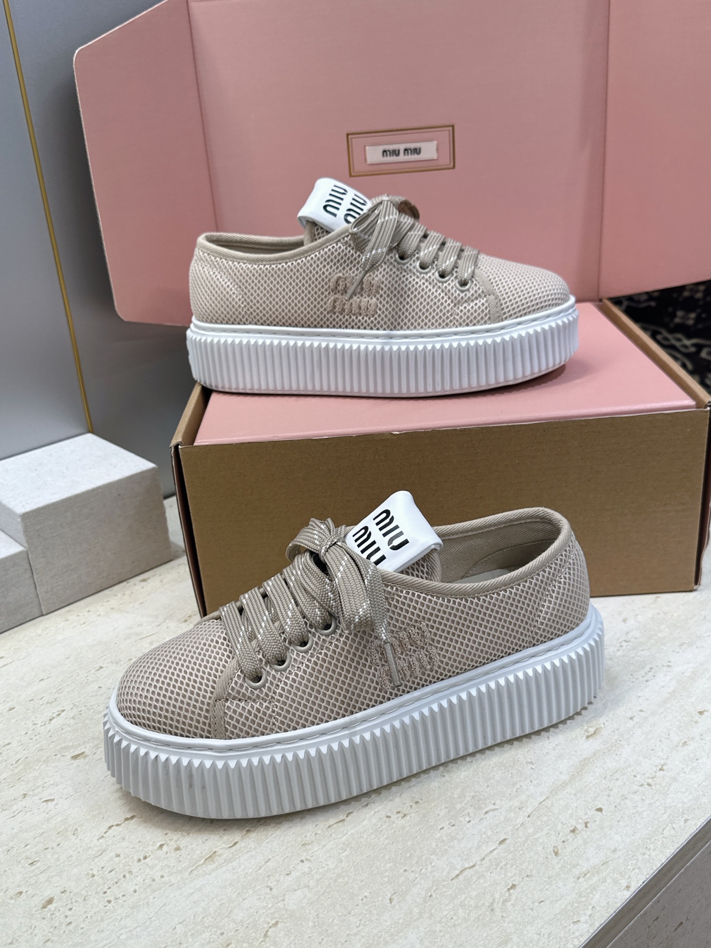顶级版 Miumiu 2026春夏高定系列走秀新款系带休闲运动松糕小白鞋 缪缪明星同款字母logo厚底圆头拼色滑板帆布女