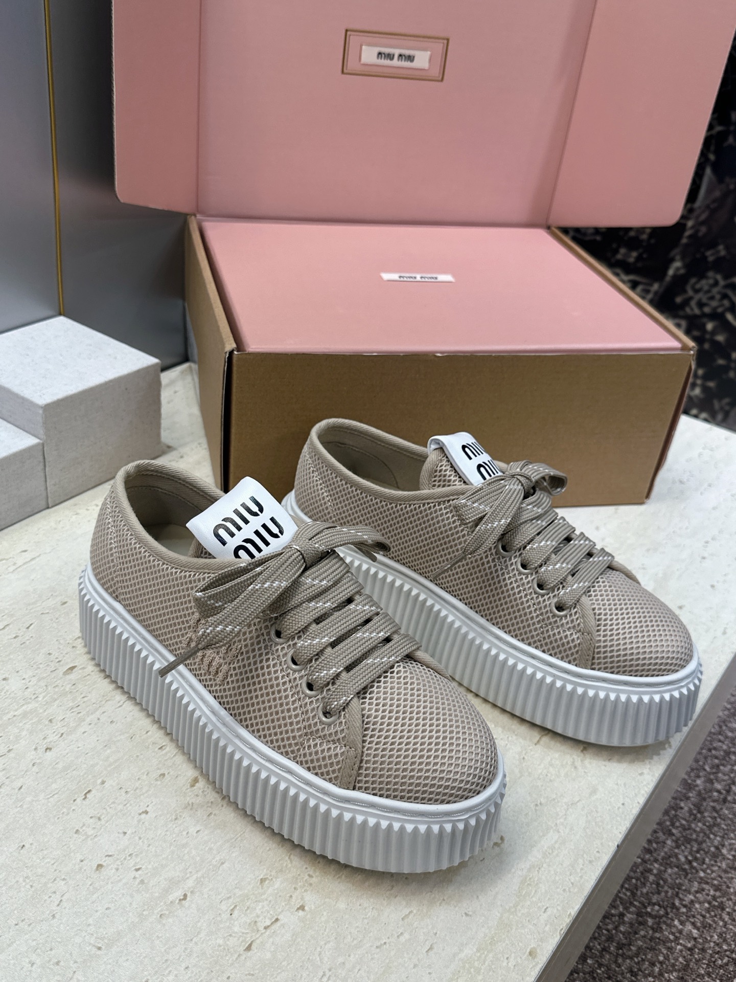 顶级版 Miumiu 2026春夏高定系列走秀新款系带休闲运动松糕小白鞋 缪缪明星同款字母logo厚底圆头拼色滑板帆布女 顶级版 Miumiu 2026春夏高定系列走秀新款系带休闲运动松糕小白鞋 缪缪明星同款字母logo厚底圆头拼色滑板帆布女