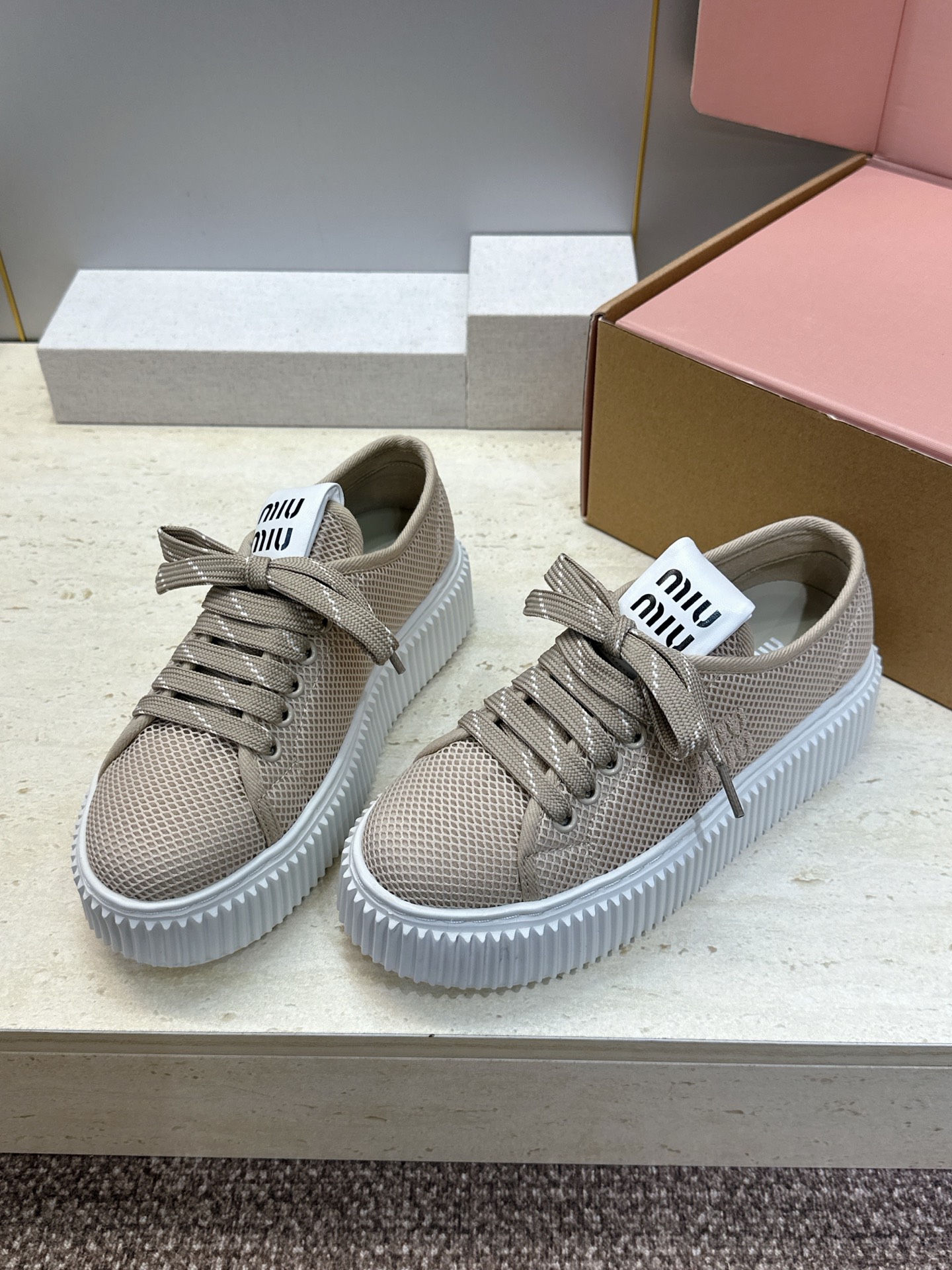 顶级版 Miumiu 2026春夏高定系列走秀新款系带休闲运动松糕小白鞋 缪缪明星同款字母logo厚底圆头拼色滑板帆布女