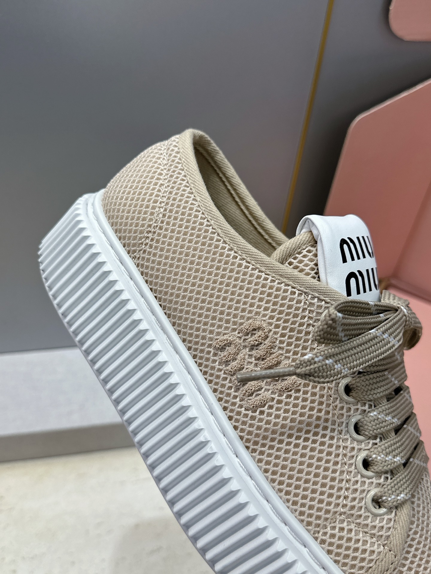 顶级版 Miumiu 2026春夏高定系列走秀新款系带休闲运动松糕小白鞋 缪缪明星同款字母logo厚底圆头拼色滑板帆布女