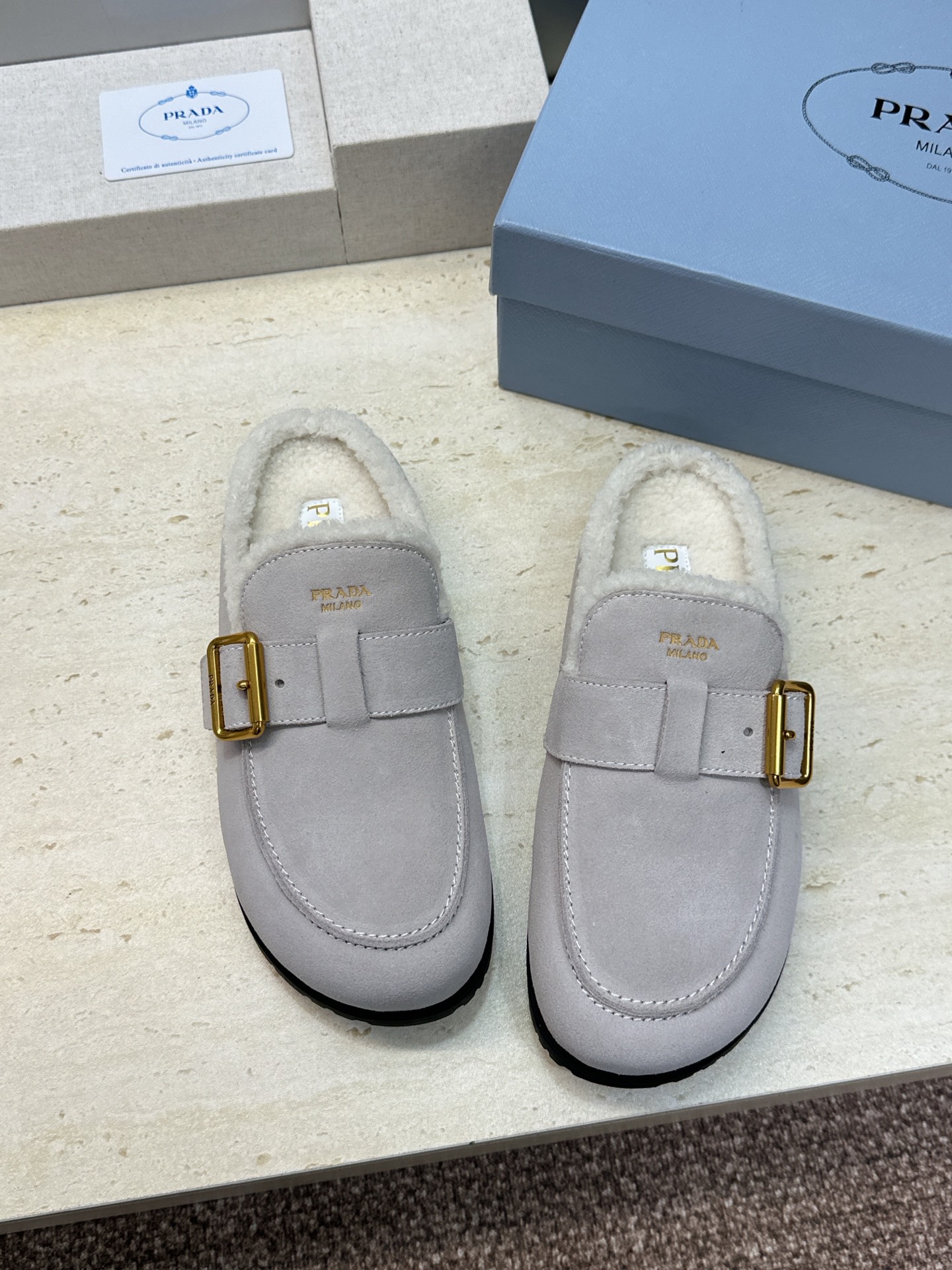 顶级版 Prada 2026秋冬新款羊羔毛穆勒女鞋 普拉达字母logo五金扣平底圆头拖鞋  材质：鞋面进口羊猄皮+进口羊