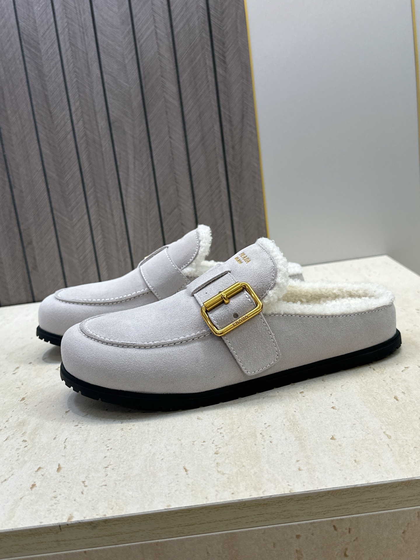 顶级版 Prada 2026秋冬新款羊羔毛穆勒女鞋 普拉达字母logo五金扣平底圆头拖鞋  材质：鞋面进口羊猄皮+进口羊