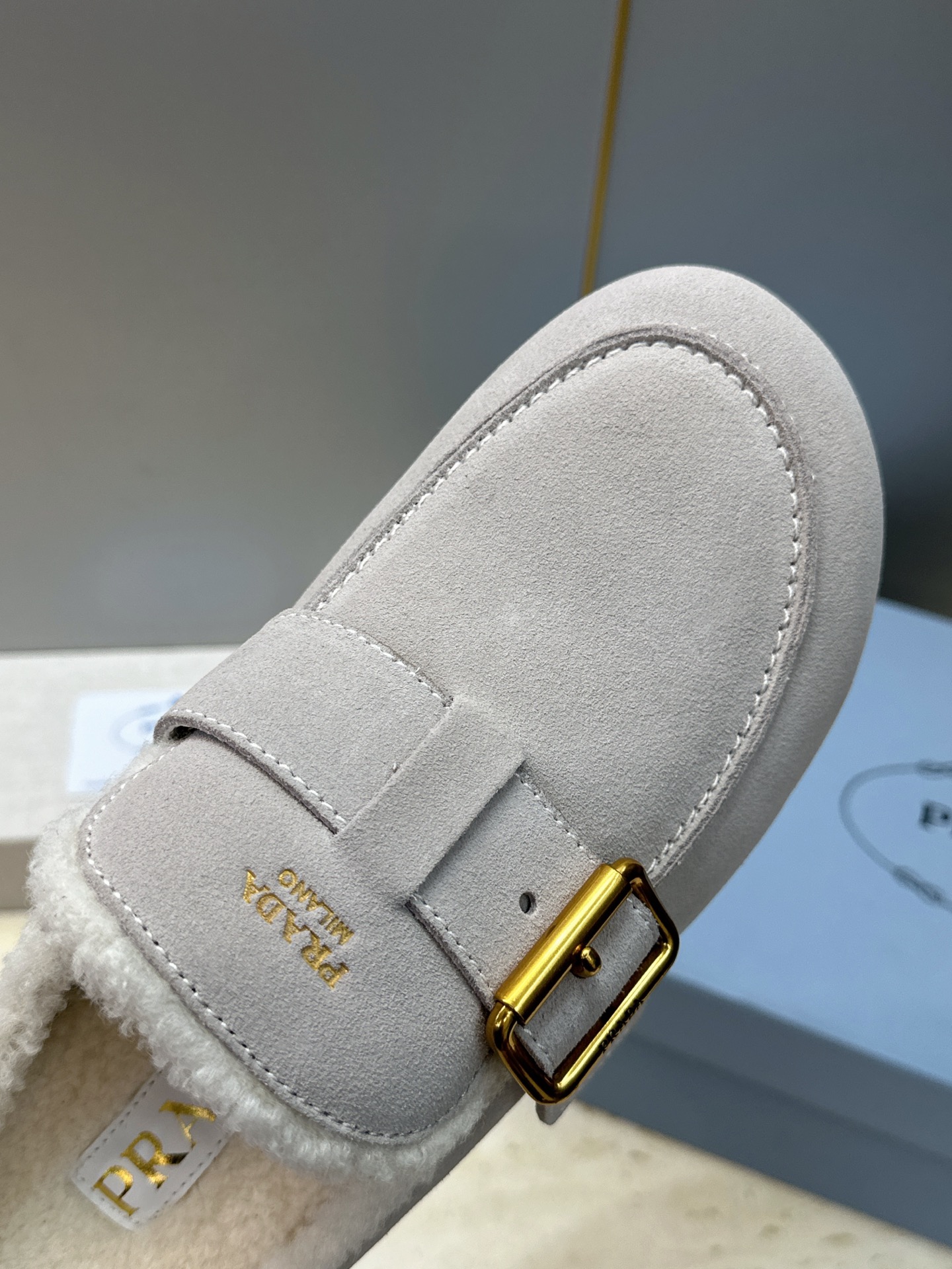 顶级版 Prada 2026秋冬新款羊羔毛穆勒女鞋 普拉达字母logo五金扣平底圆头拖鞋  材质：鞋面进口羊猄皮+进口羊