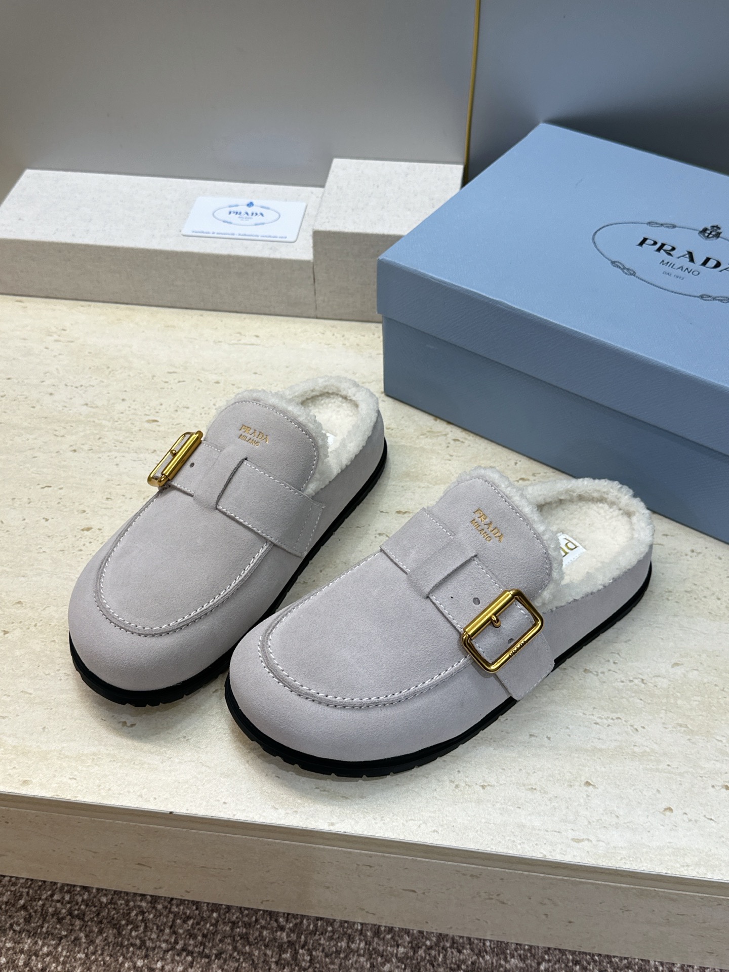 顶级版 Prada 2026秋冬新款羊羔毛穆勒女鞋 普拉达字母logo五金扣平底圆头拖鞋  材质：鞋面进口羊猄皮+进口羊