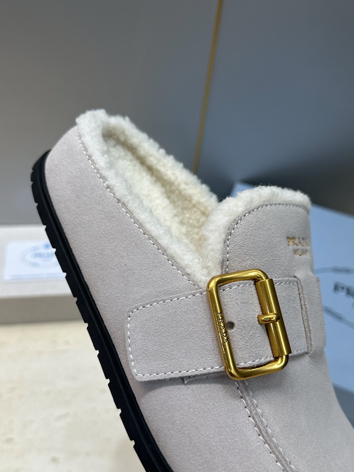 顶级版 Prada 2026秋冬新款羊羔毛穆勒女鞋 普拉达字母logo五金扣平底圆头拖鞋  材质：鞋面进口羊猄皮+进口羊