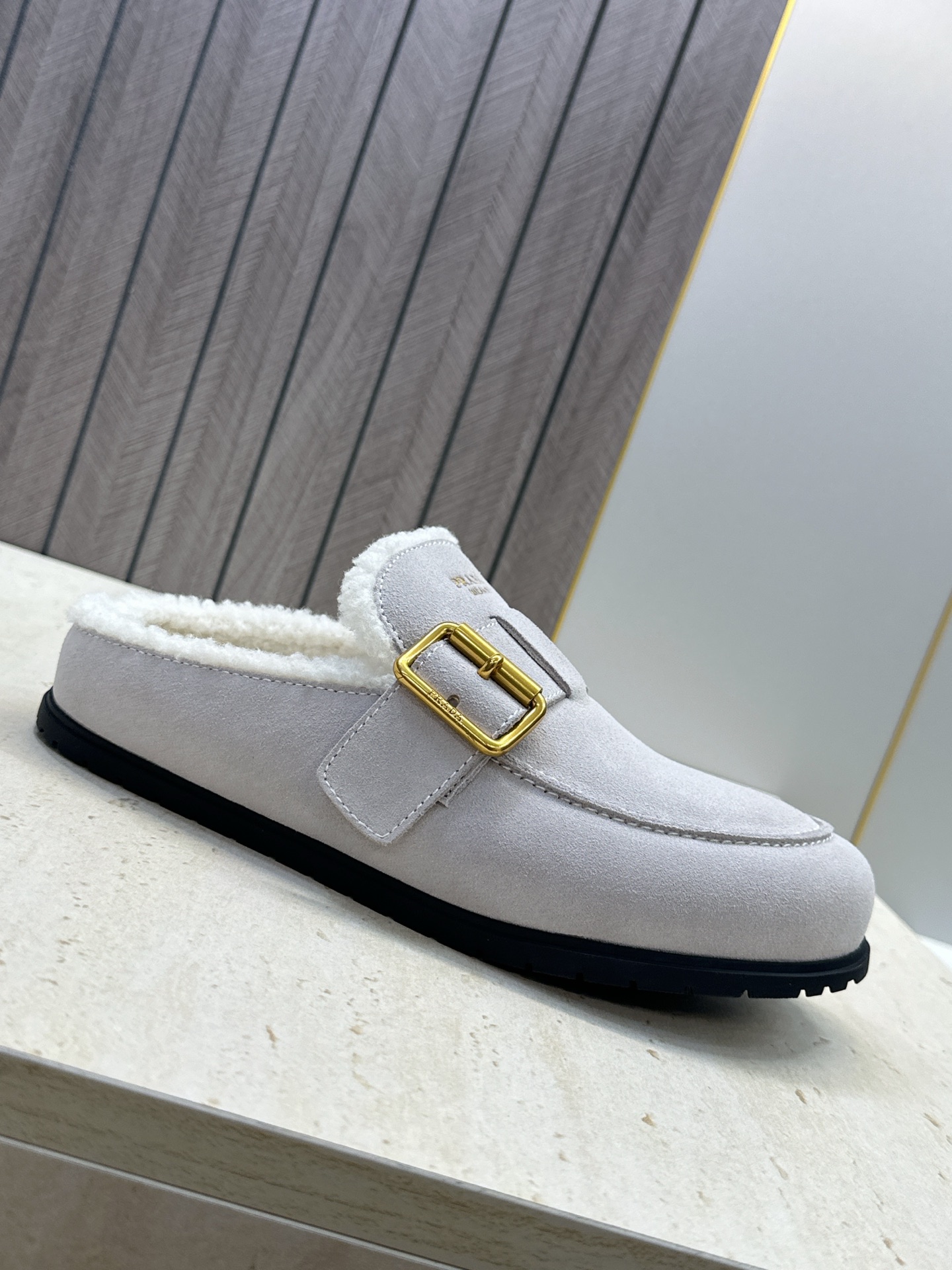顶级版 Prada 2026秋冬新款羊羔毛穆勒女鞋 普拉达字母logo五金扣平底圆头拖鞋  材质：鞋面进口羊猄皮+进口羊