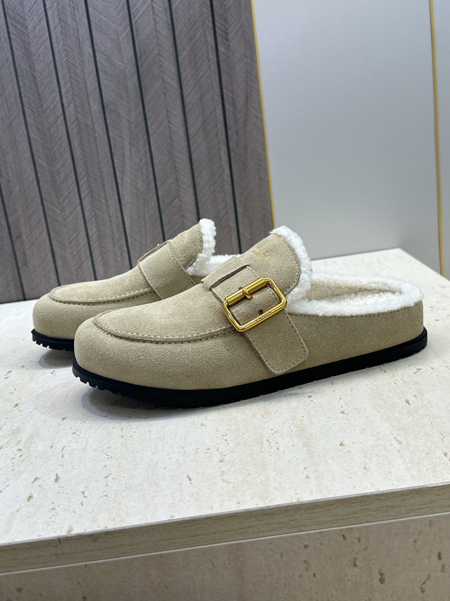 顶级版 Prada 2026秋冬新款羊羔毛穆勒女鞋 普拉达字母logo五金扣平底圆头拖鞋  材质：鞋面进口羊猄皮+进口羊