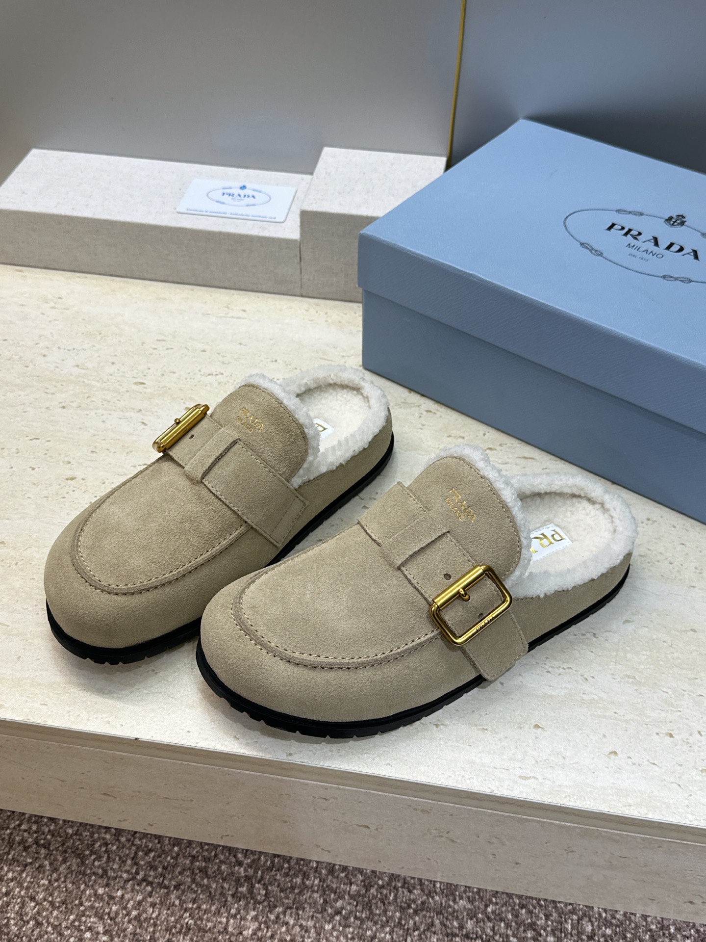 顶级版 Prada 2026秋冬新款羊羔毛穆勒女鞋 普拉达字母logo五金扣平底圆头拖鞋  材质：鞋面进口羊猄皮+进口羊