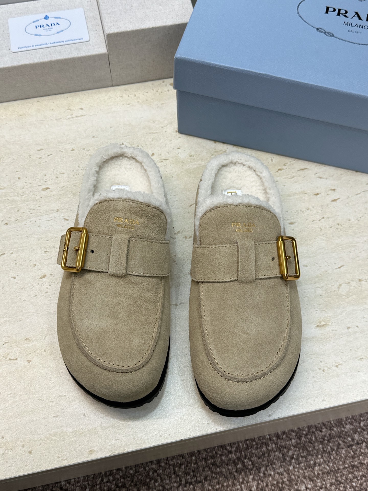 顶级版 Prada 2026秋冬新款羊羔毛穆勒女鞋 普拉达字母logo五金扣平底圆头拖鞋  材质：鞋面进口羊猄皮+进口羊