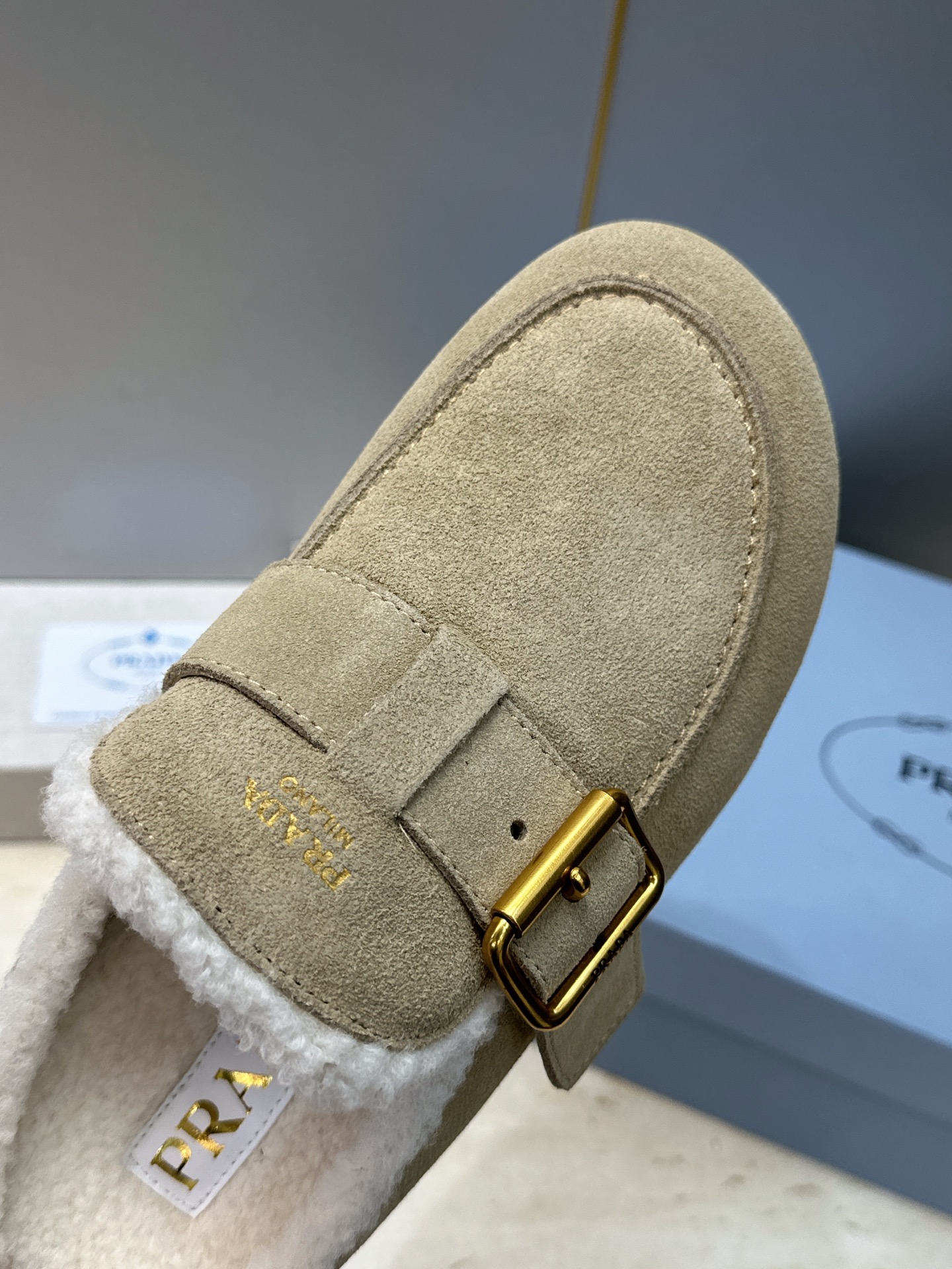 顶级版 Prada 2026秋冬新款羊羔毛穆勒女鞋 普拉达字母logo五金扣平底圆头拖鞋  材质：鞋面进口羊猄皮+进口羊