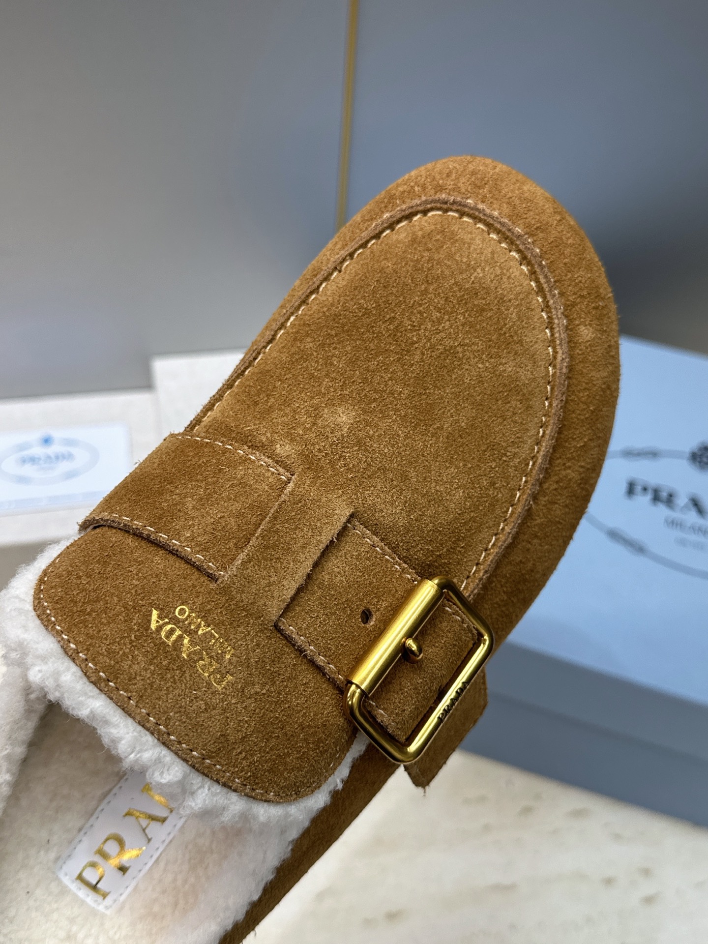 顶级版 Prada 2026秋冬新款羊羔毛穆勒女鞋 普拉达字母logo五金扣平底圆头拖鞋  材质：鞋面进口羊猄皮+进口羊