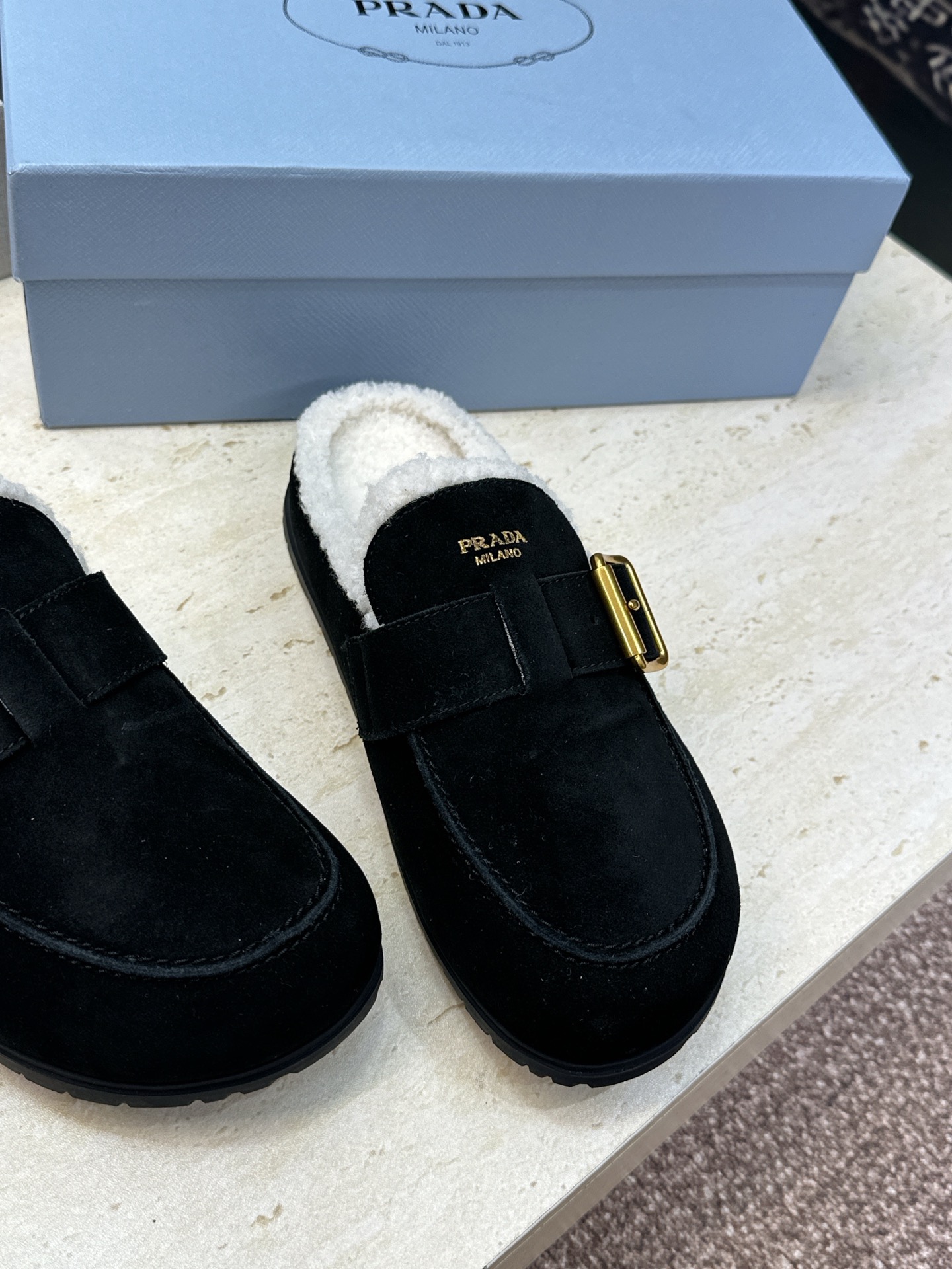 顶级版 Prada 2026秋冬新款羊羔毛穆勒女鞋 普拉达字母logo五金扣平底圆头拖鞋  材质：鞋面进口羊猄皮+进口羊