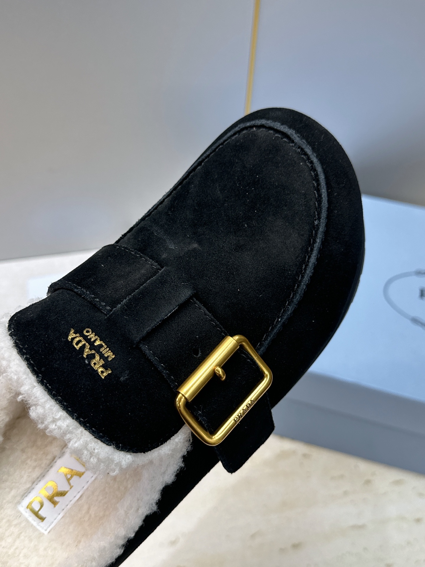 顶级版 Prada 2026秋冬新款羊羔毛穆勒女鞋 普拉达字母logo五金扣平底圆头拖鞋  材质：鞋面进口羊猄皮+进口羊