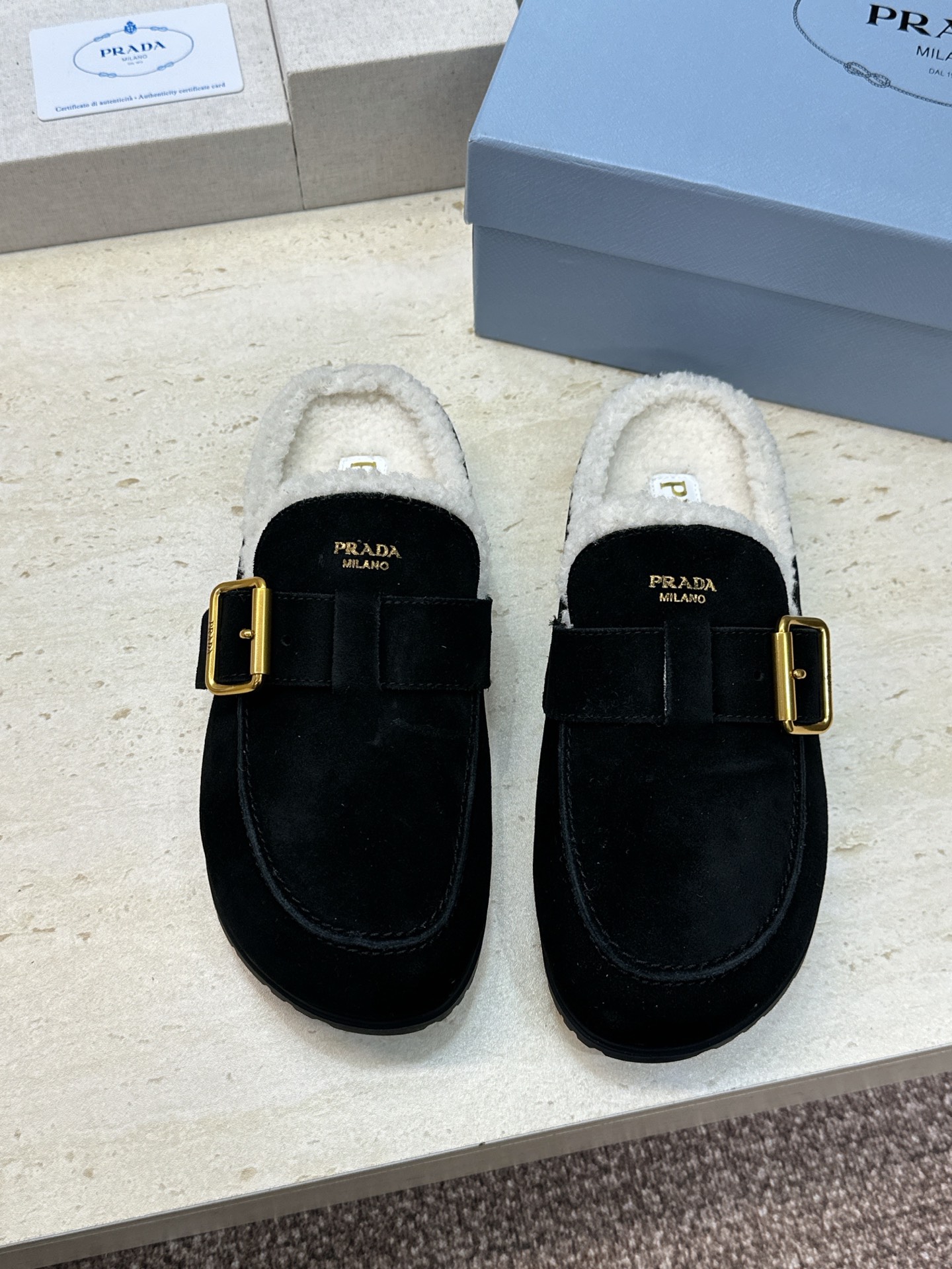 顶级版 Prada 2026秋冬新款羊羔毛穆勒女鞋 普拉达字母logo五金扣平底圆头拖鞋  材质：鞋面进口羊猄皮+进口羊