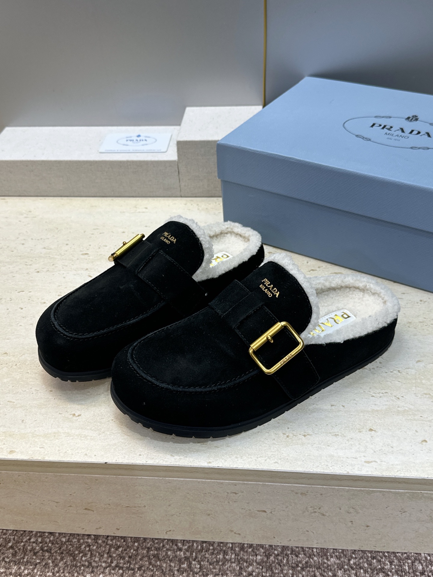 顶级版 Prada 2026秋冬新款羊羔毛穆勒女鞋 普拉达字母logo五金扣平底圆头拖鞋  材质：鞋面进口羊猄皮+进口羊