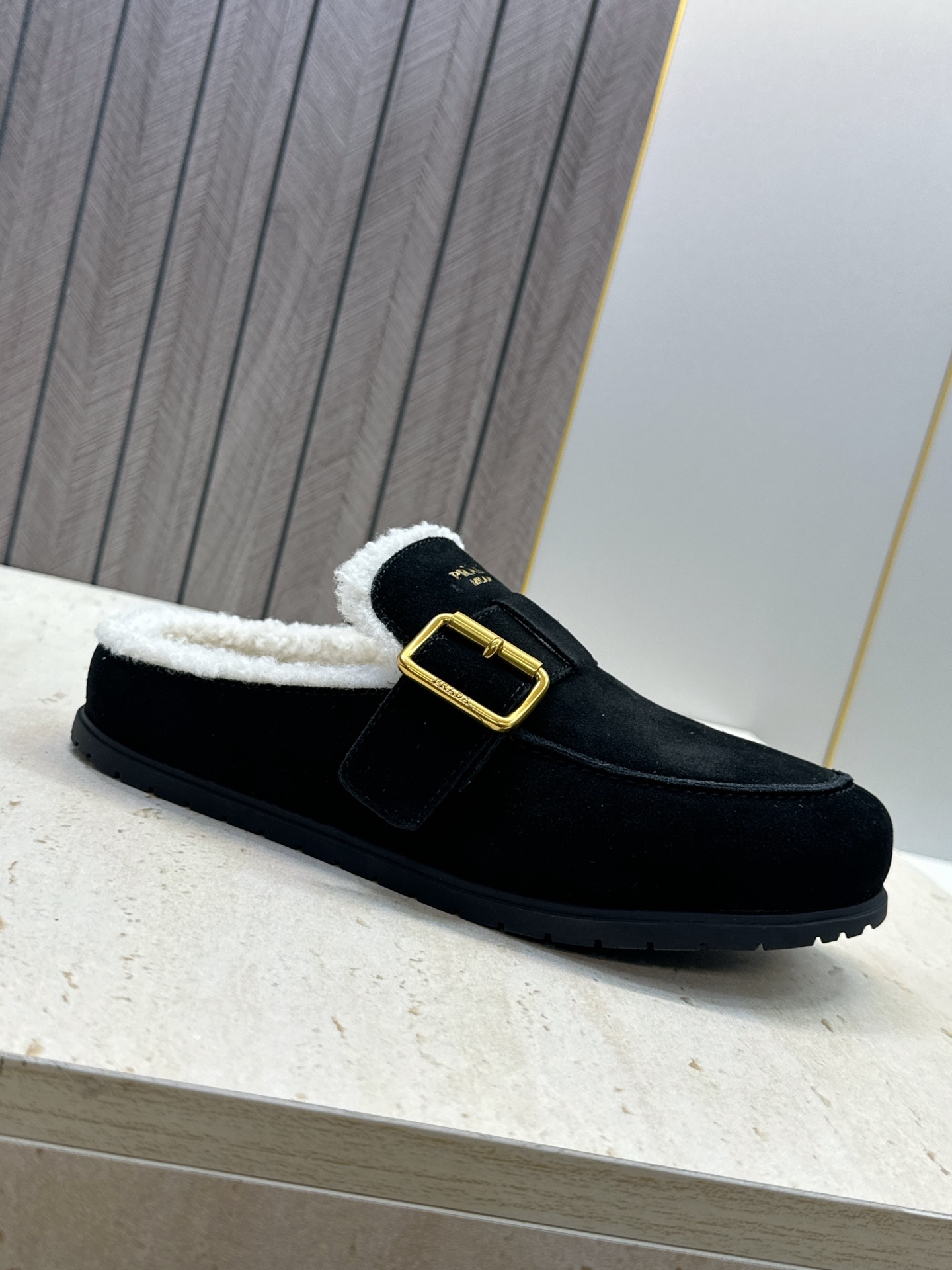 顶级版 Prada 2026秋冬新款羊羔毛穆勒女鞋 普拉达字母logo五金扣平底圆头拖鞋  材质：鞋面进口羊猄皮+进口羊
