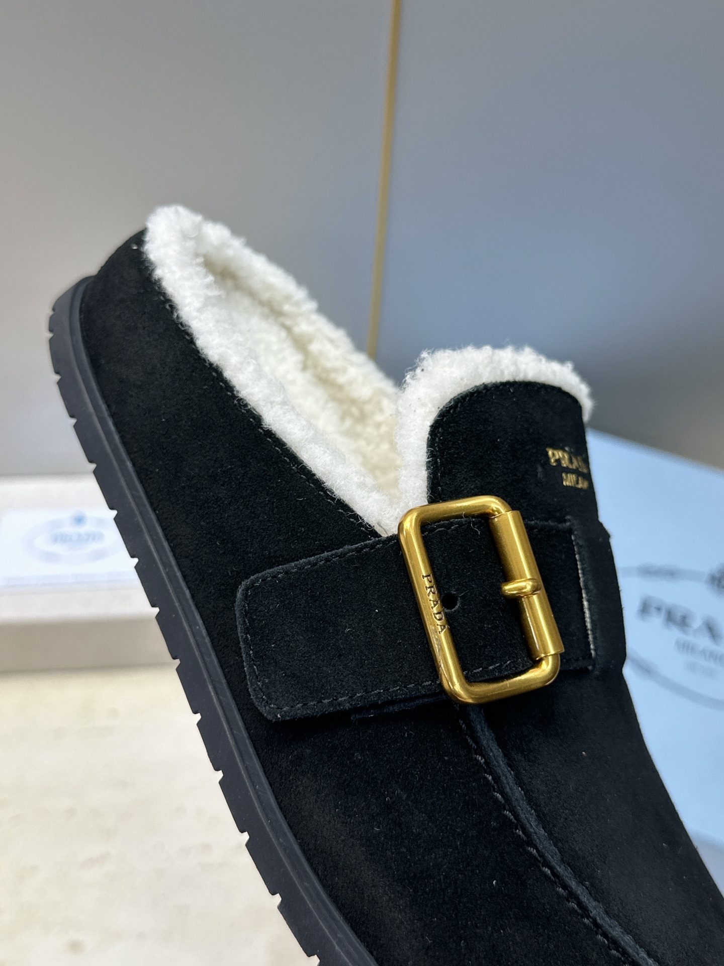 顶级版 Prada 2026秋冬新款羊羔毛穆勒女鞋 普拉达字母logo五金扣平底圆头拖鞋  材质：鞋面进口羊猄皮+进口羊