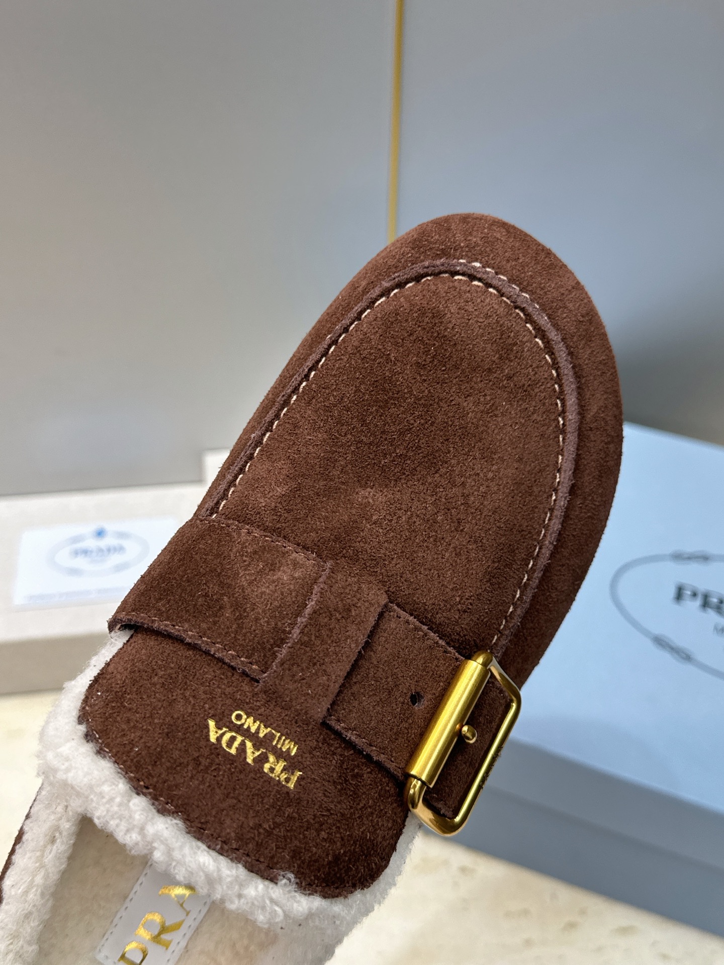 顶级版 Prada 2026秋冬新款羊羔毛穆勒女鞋 普拉达字母logo五金扣平底圆头拖鞋  材质：鞋面进口羊猄皮+进口羊
