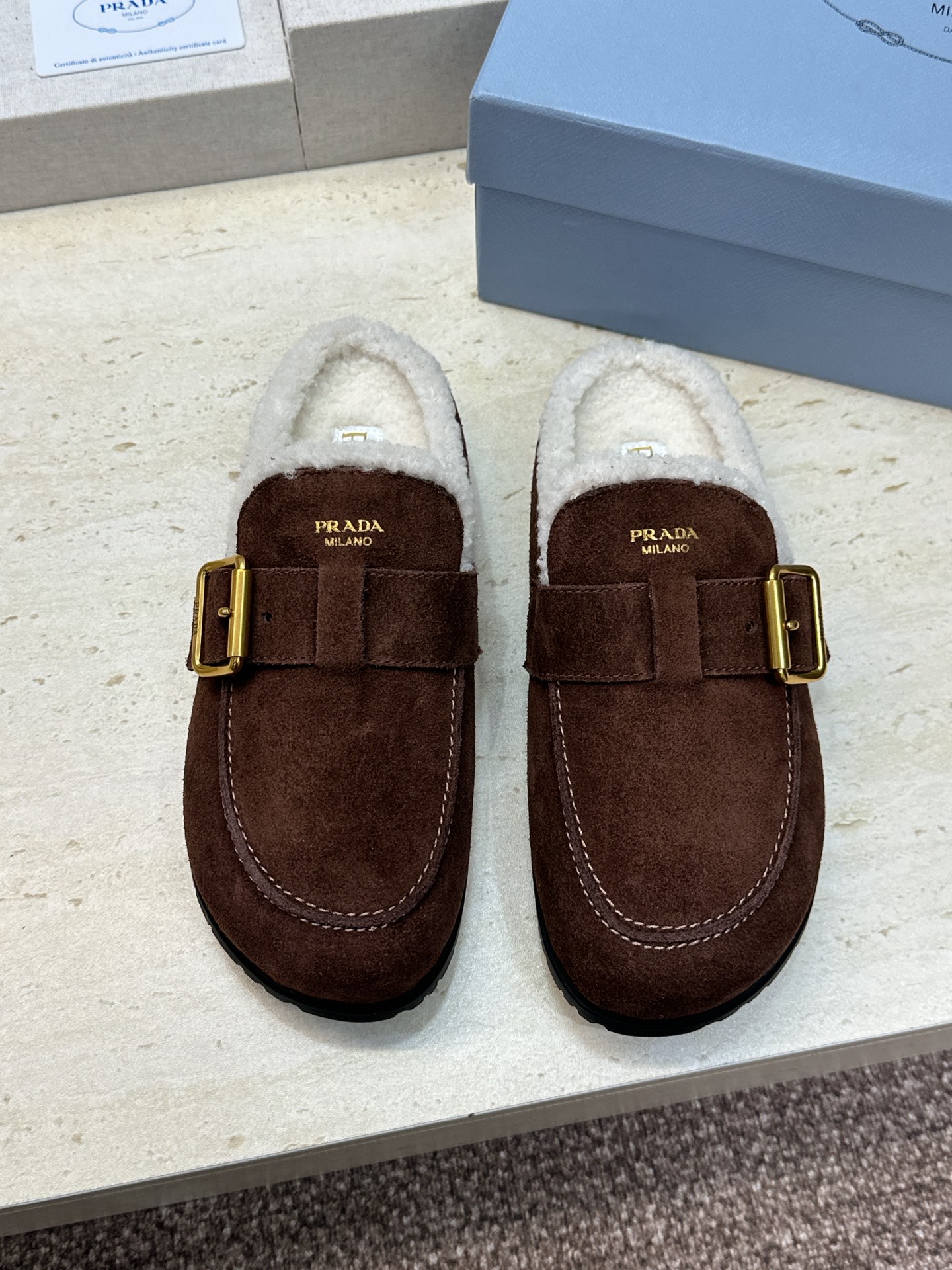 顶级版 Prada 2026秋冬新款羊羔毛穆勒女鞋 普拉达字母logo五金扣平底圆头拖鞋  材质：鞋面进口羊猄皮+进口羊