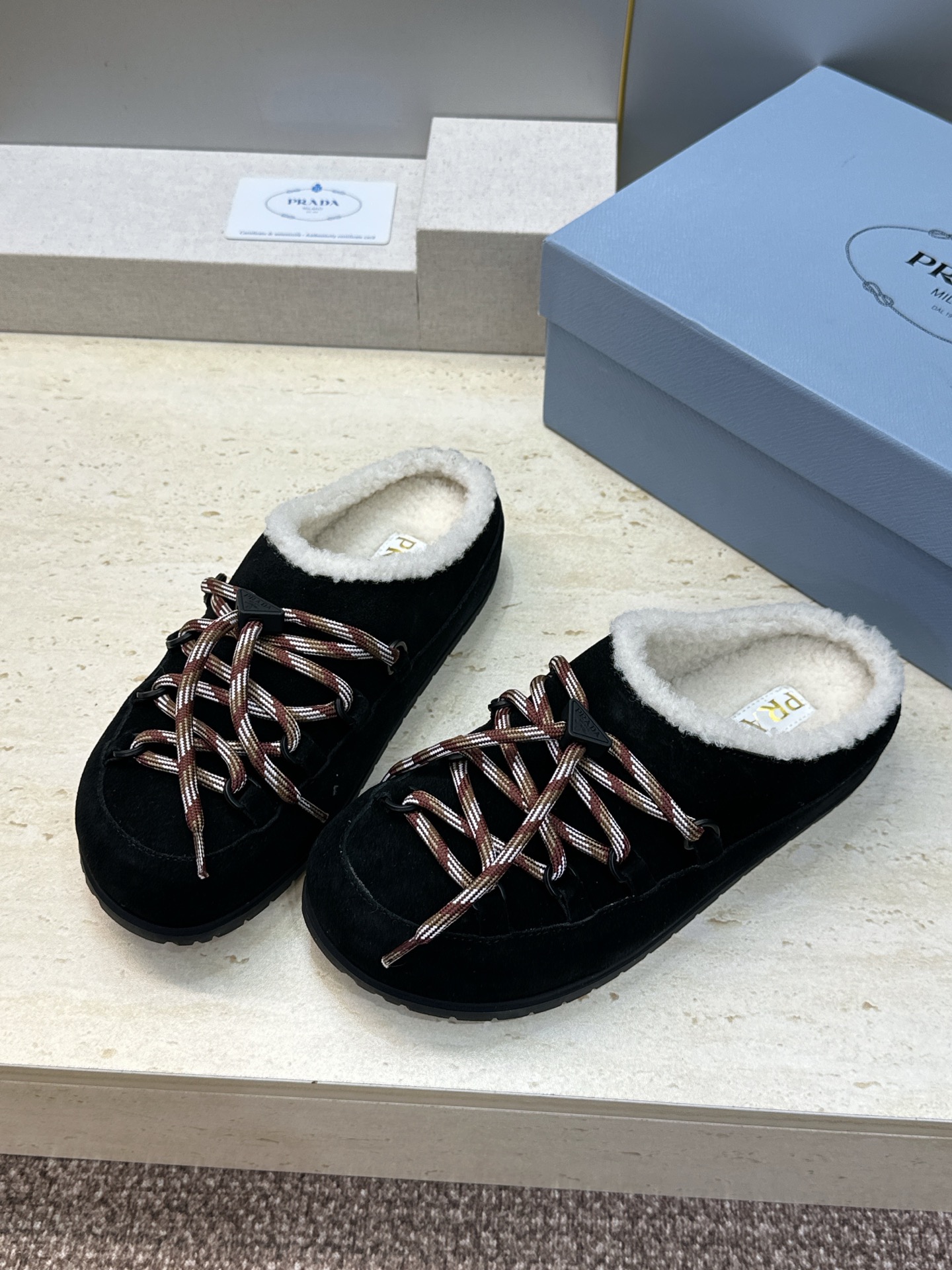 顶级版 Prada 2026秋冬新款防寒保暖羊羔毛穆勒女鞋 普拉达字母logo平底圆头系带拼色拖鞋  材质：鞋面进口羊猄