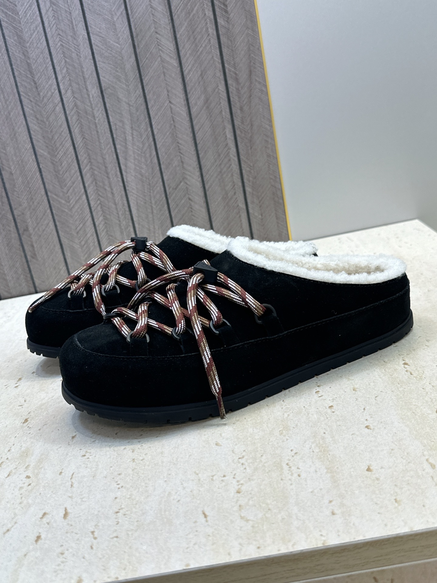 顶级版 Prada 2026秋冬新款防寒保暖羊羔毛穆勒女鞋 普拉达字母logo平底圆头系带拼色拖鞋  材质：鞋面进口羊猄