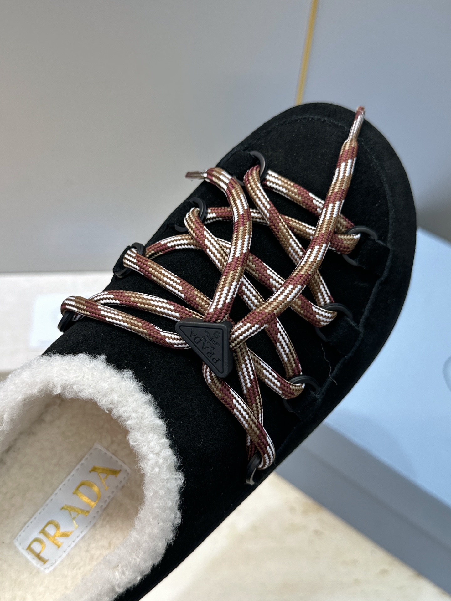 顶级版 Prada 2026秋冬新款防寒保暖羊羔毛穆勒女鞋 普拉达字母logo平底圆头系带拼色拖鞋  材质：鞋面进口羊猄