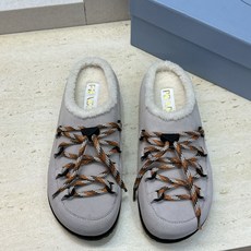 顶级版 Prada 2026秋冬新款防寒保暖羊羔毛穆勒女鞋 普拉达字母logo平底圆头系带拼色拖鞋 材质:鞋面进口羊猄 顶级版 Prada 2026秋冬新款防寒保暖羊羔毛穆勒女鞋 普拉达字母logo平底圆头系带拼色拖鞋 材质:鞋面进口羊猄