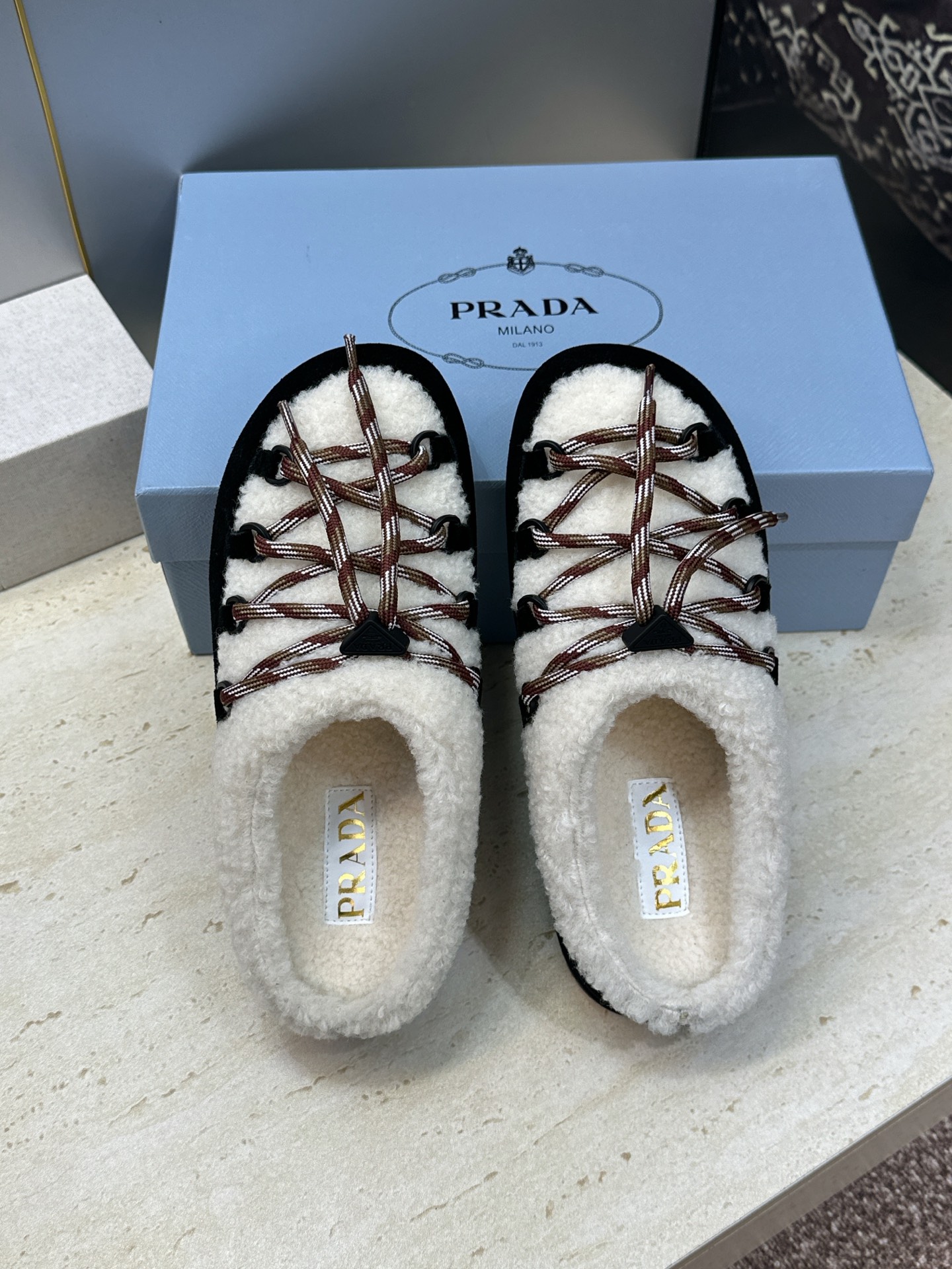 顶级版 Prada 2026秋冬新款羊羔毛系带拼色穆勒女鞋 普拉达字母logo平底圆头防寒保暖拖鞋 材质:鞋面进口羊猄 顶级版 Prada 2026秋冬新款羊羔毛系带拼色穆勒女鞋 普拉达字母logo平底圆头防寒保暖拖鞋 材质:鞋面进口羊猄