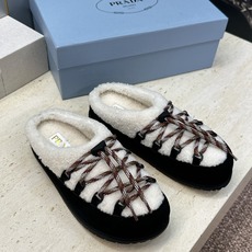 顶级版 Prada 2026秋冬新款羊羔毛系带拼色穆勒女鞋 普拉达字母logo平底圆头防寒保暖拖鞋 材质:鞋面进口羊猄 顶级版 Prada 2026秋冬新款羊羔毛系带拼色穆勒女鞋 普拉达字母logo平底圆头防寒保暖拖鞋 材质:鞋面进口羊猄