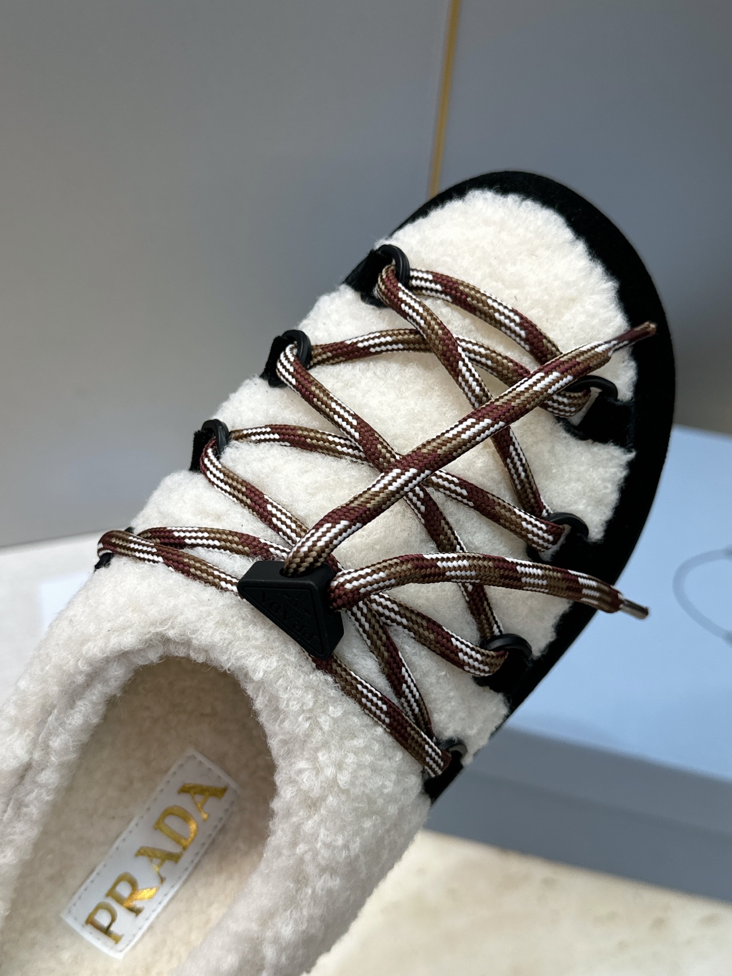 顶级版 Prada 2026秋冬新款羊羔毛系带拼色穆勒女鞋 普拉达字母logo平底圆头防寒保暖拖鞋 材质:鞋面进口羊猄 顶级版 Prada 2026秋冬新款羊羔毛系带拼色穆勒女鞋 普拉达字母logo平底圆头防寒保暖拖鞋 材质:鞋面进口羊猄
