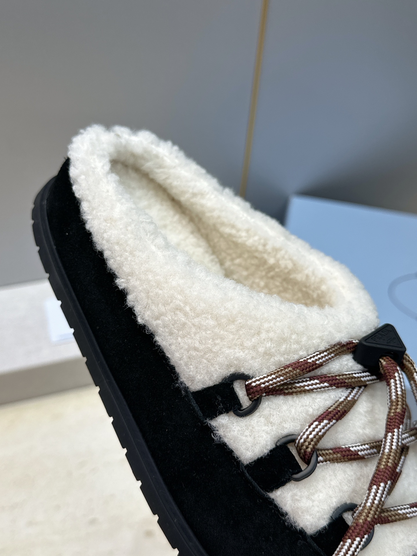 顶级版 Prada 2026秋冬新款羊羔毛系带拼色穆勒女鞋 普拉达字母logo平底圆头防寒保暖拖鞋 材质:鞋面进口羊猄 顶级版 Prada 2026秋冬新款羊羔毛系带拼色穆勒女鞋 普拉达字母logo平底圆头防寒保暖拖鞋 材质:鞋面进口羊猄