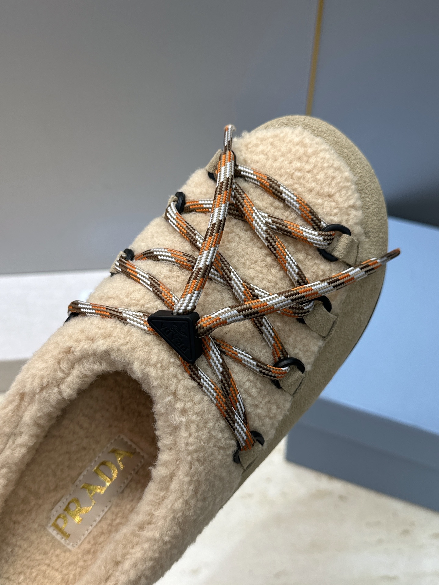 顶级版 Prada 2026秋冬新款羊羔毛系带拼色穆勒女鞋 普拉达字母logo平底圆头防寒保暖拖鞋 材质:鞋面进口羊猄 顶级版 Prada 2026秋冬新款羊羔毛系带拼色穆勒女鞋 普拉达字母logo平底圆头防寒保暖拖鞋 材质:鞋面进口羊猄