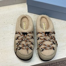 顶级版 Prada 2026秋冬新款羊羔毛系带拼色穆勒女鞋 普拉达字母logo平底圆头防寒保暖拖鞋 材质:鞋面进口羊猄 顶级版 Prada 2026秋冬新款羊羔毛系带拼色穆勒女鞋 普拉达字母logo平底圆头防寒保暖拖鞋 材质:鞋面进口羊猄